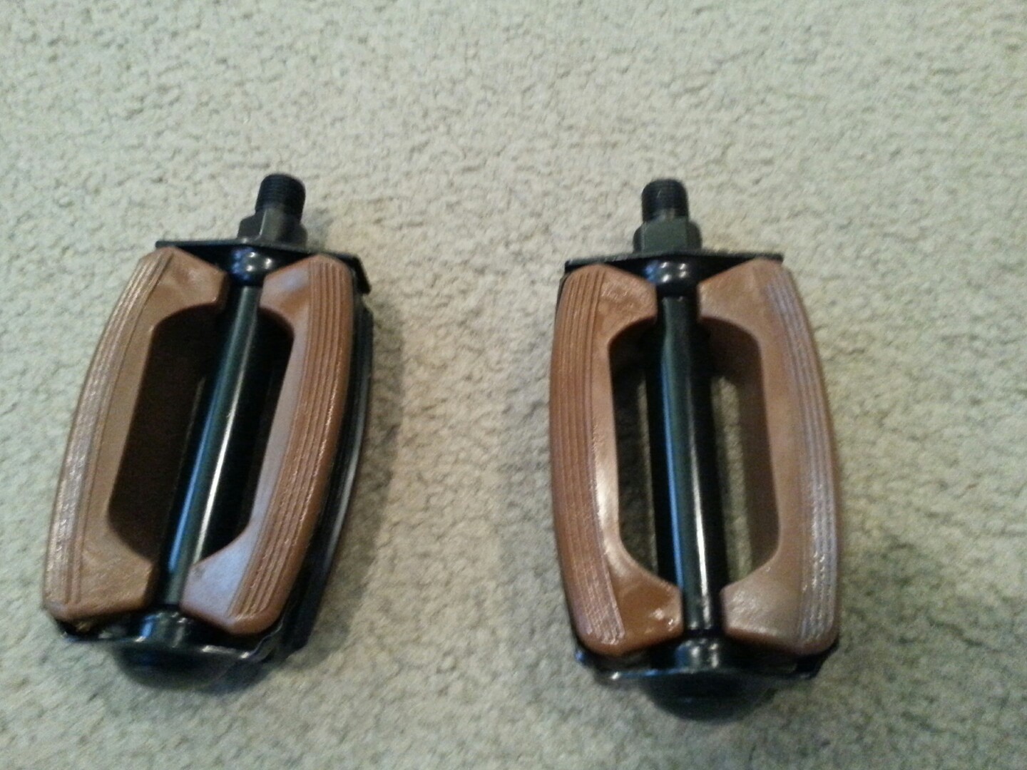 BROWN N BLACK BICYCLE PEDALS BOW STYLE 1/2″ CRUISERS BMX CHOPPER BICYCLES