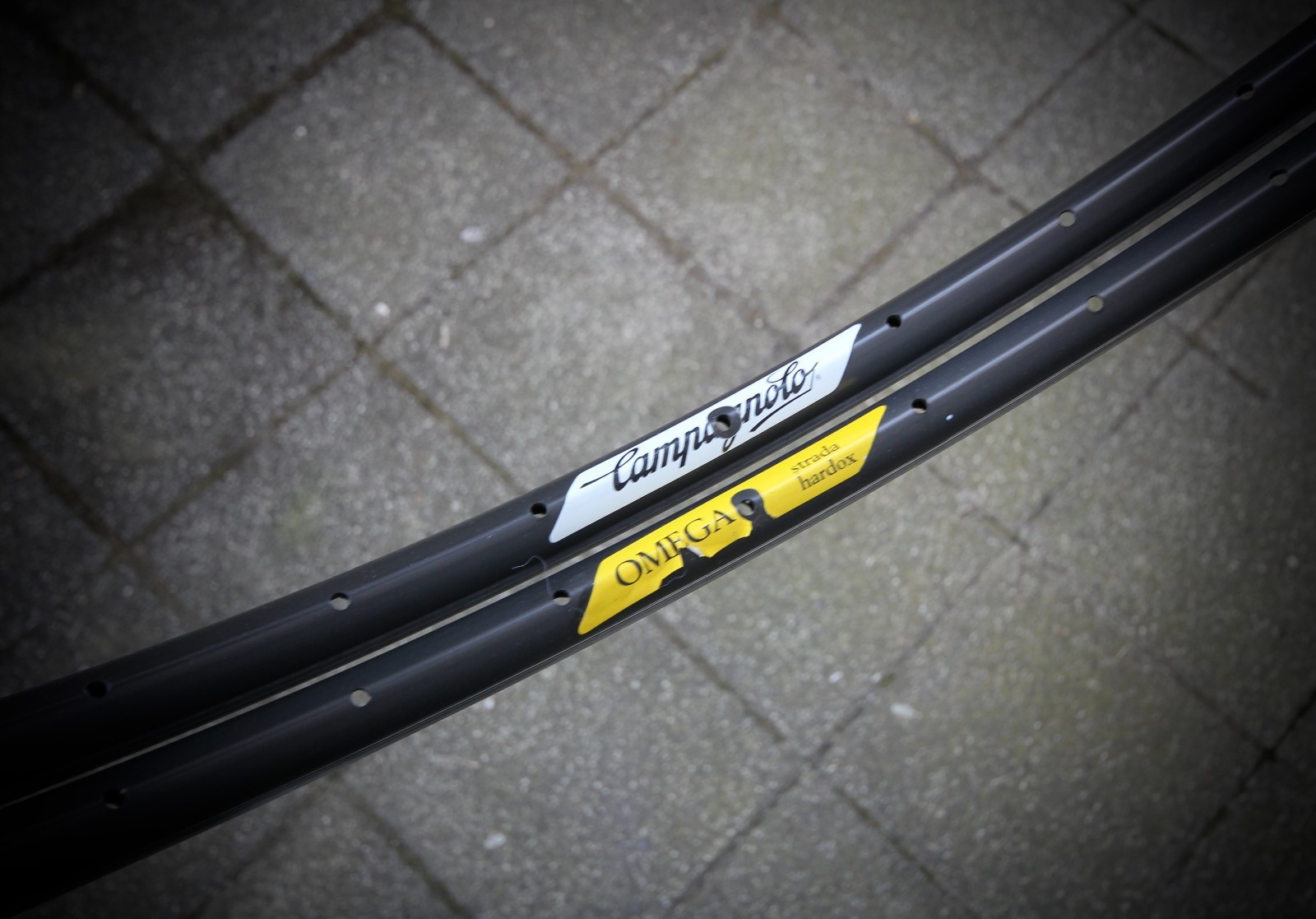 Campagnolo Omega Strada Hardox Rim / 28″ 36 H / Charcoal / Clincher #VELOWIZARD
