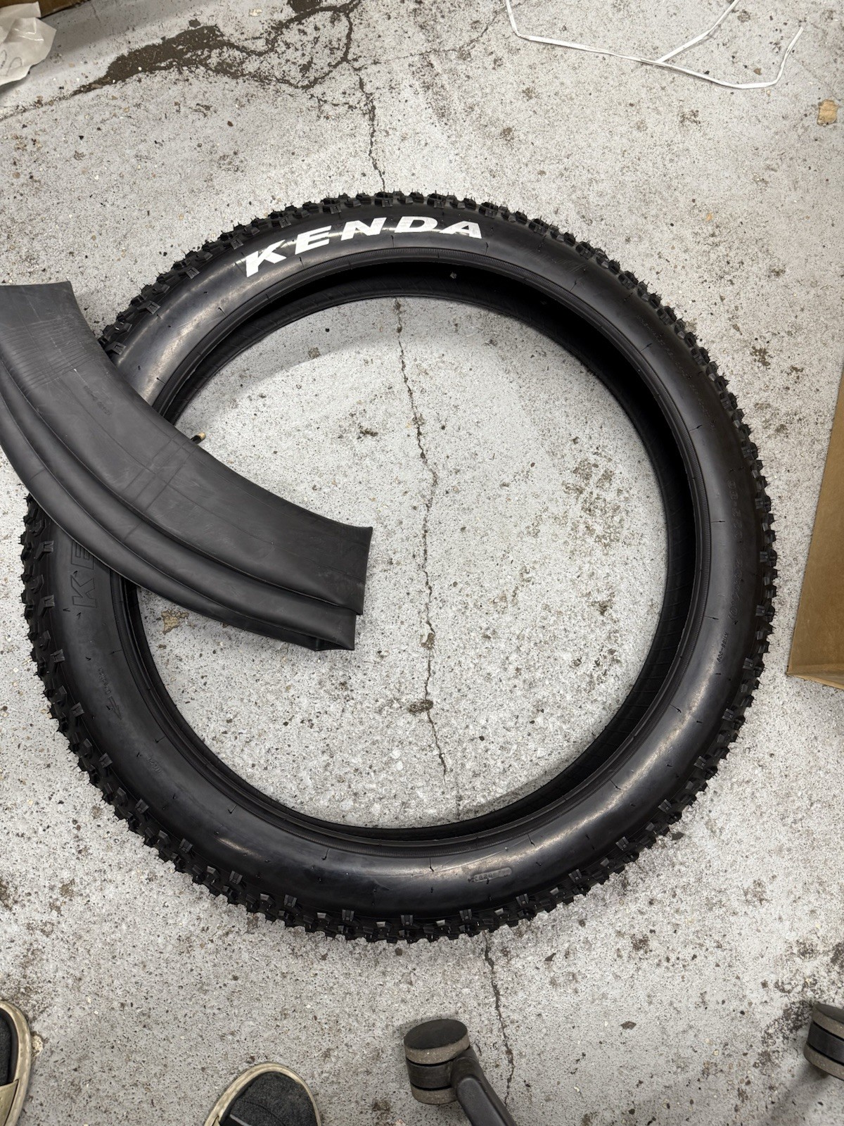 Kenda Krusade Fat Bike Tire, 26″ x 4.0″ With Inner Tube