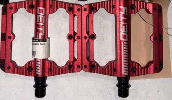 Deity Black Kat Aluminum Spindle Platform MTB Mountain Bike / Biking Pedals, Red