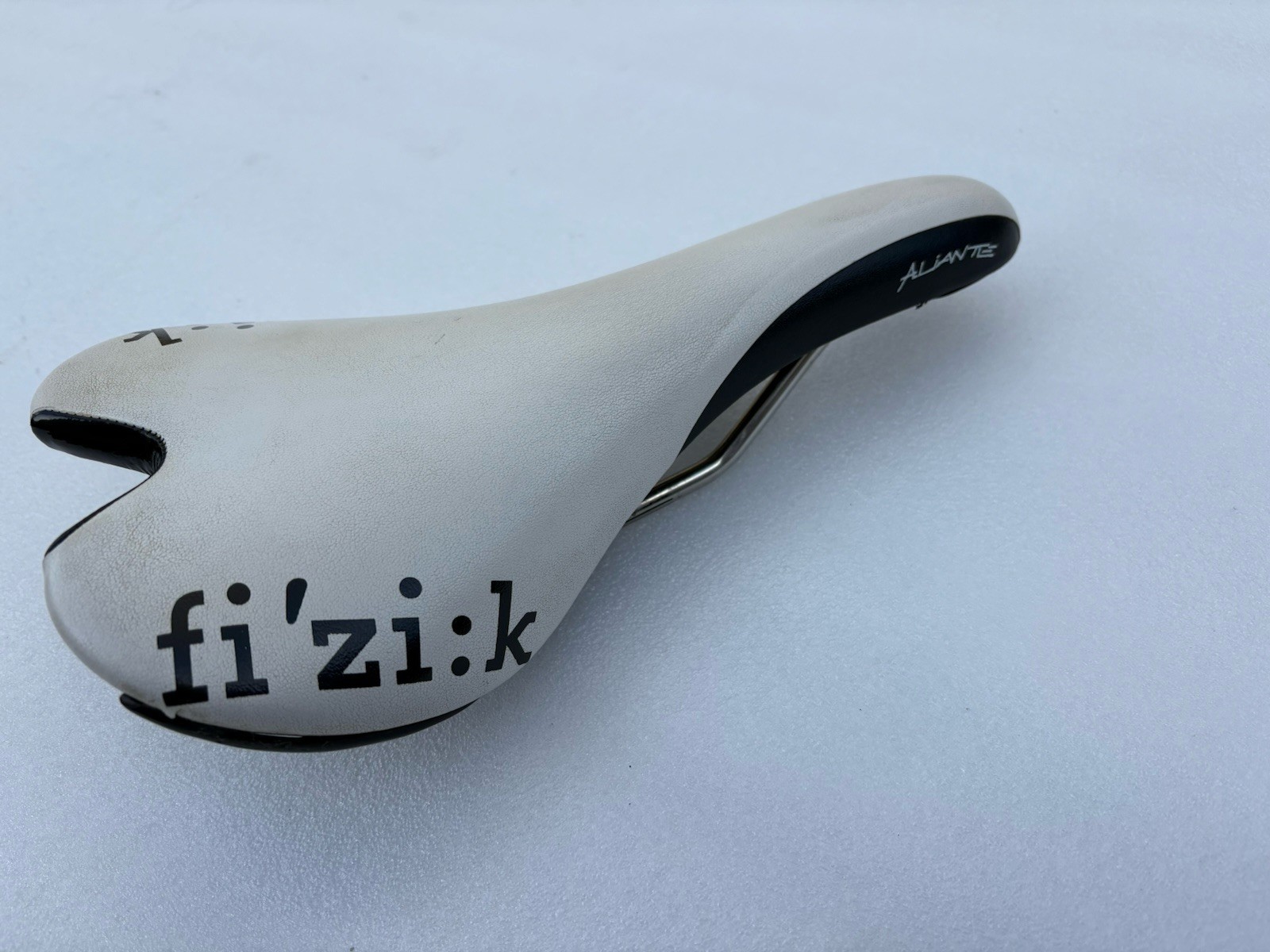 Fizik Aliante Saddle – Kium, White. 138mm. Weight 245g.