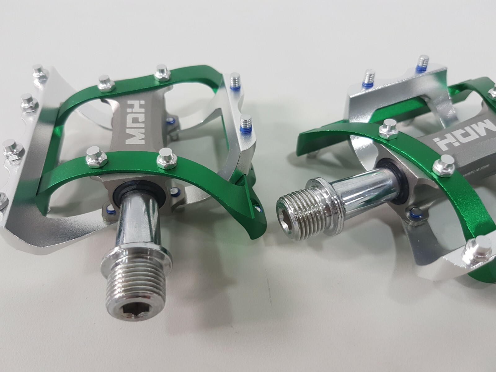 MDH Change – Small Area PVB03 275g 92x75x30mm Bicycle Pedal Silver Green