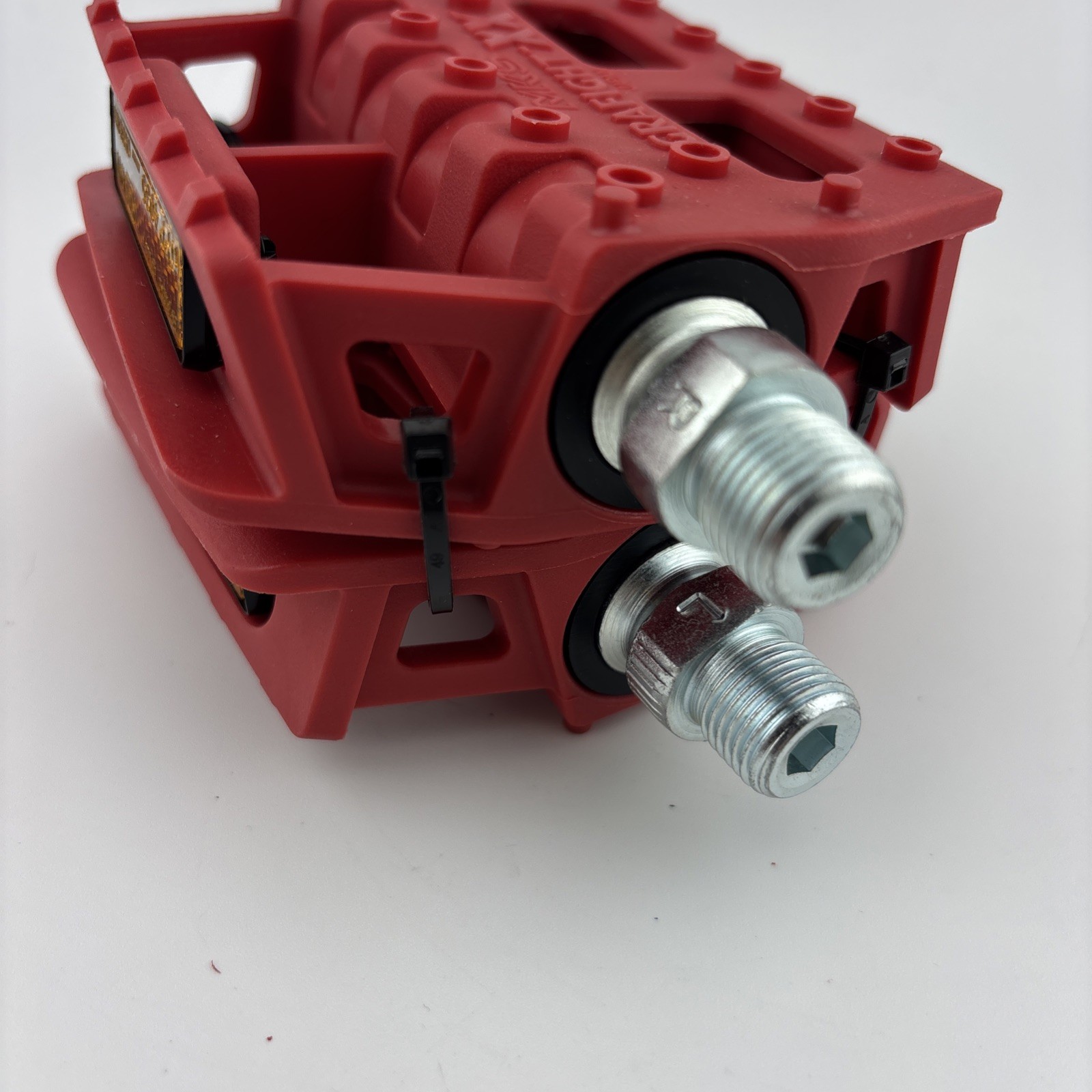 MKS Grafight-XX Pedals 9/16″ Concave Fiberglass/Composite Body Molded Pins Red