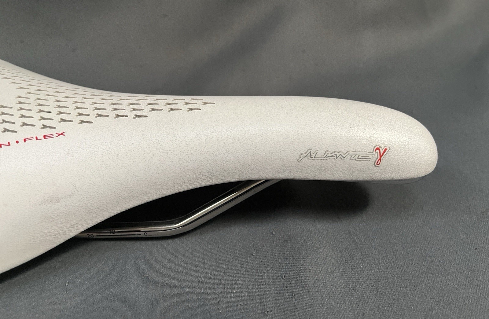 Fi’zi:k Aliante Saddle White 145x265mm K:ium Rails 7×7 Twin Flex Road MTB Italy