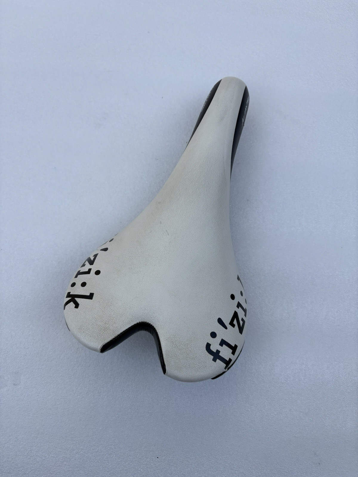 Fizik Aliante Saddle – Kium, White. 138mm. Weight 245g.