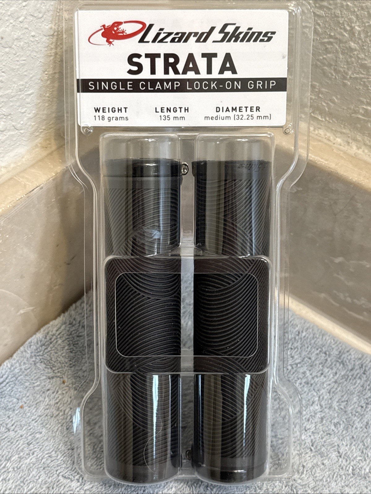 Lizard Skins Strata Single Clamp – Lock-on Grips – Jet Black 135mmx32.25mm [caw]