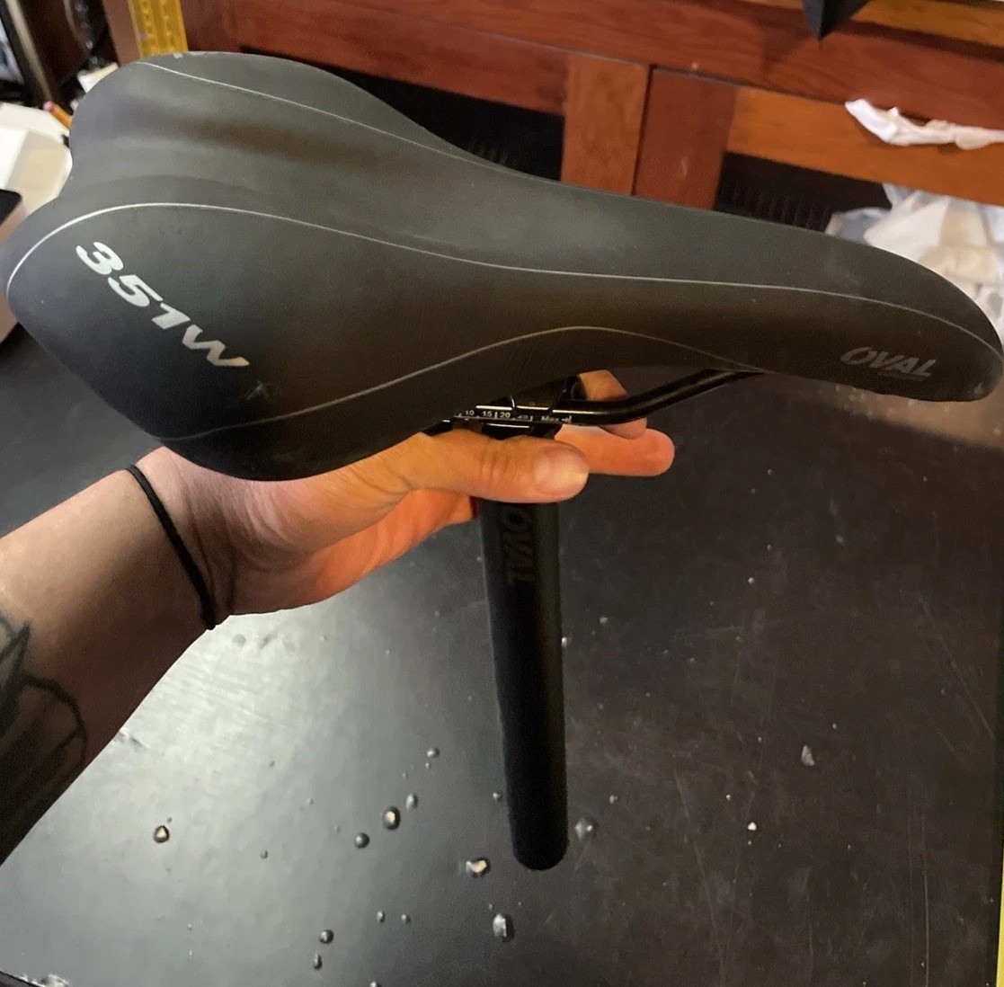 Oval Concepts 100 saddle Blk/Wht 127 x 280 mm – 351w