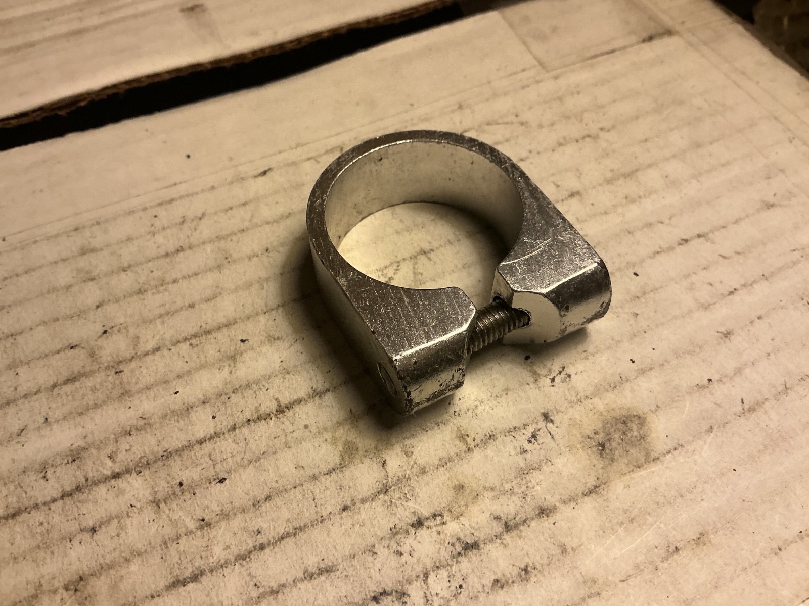 33mm seat clamp w/threaded bolt hole