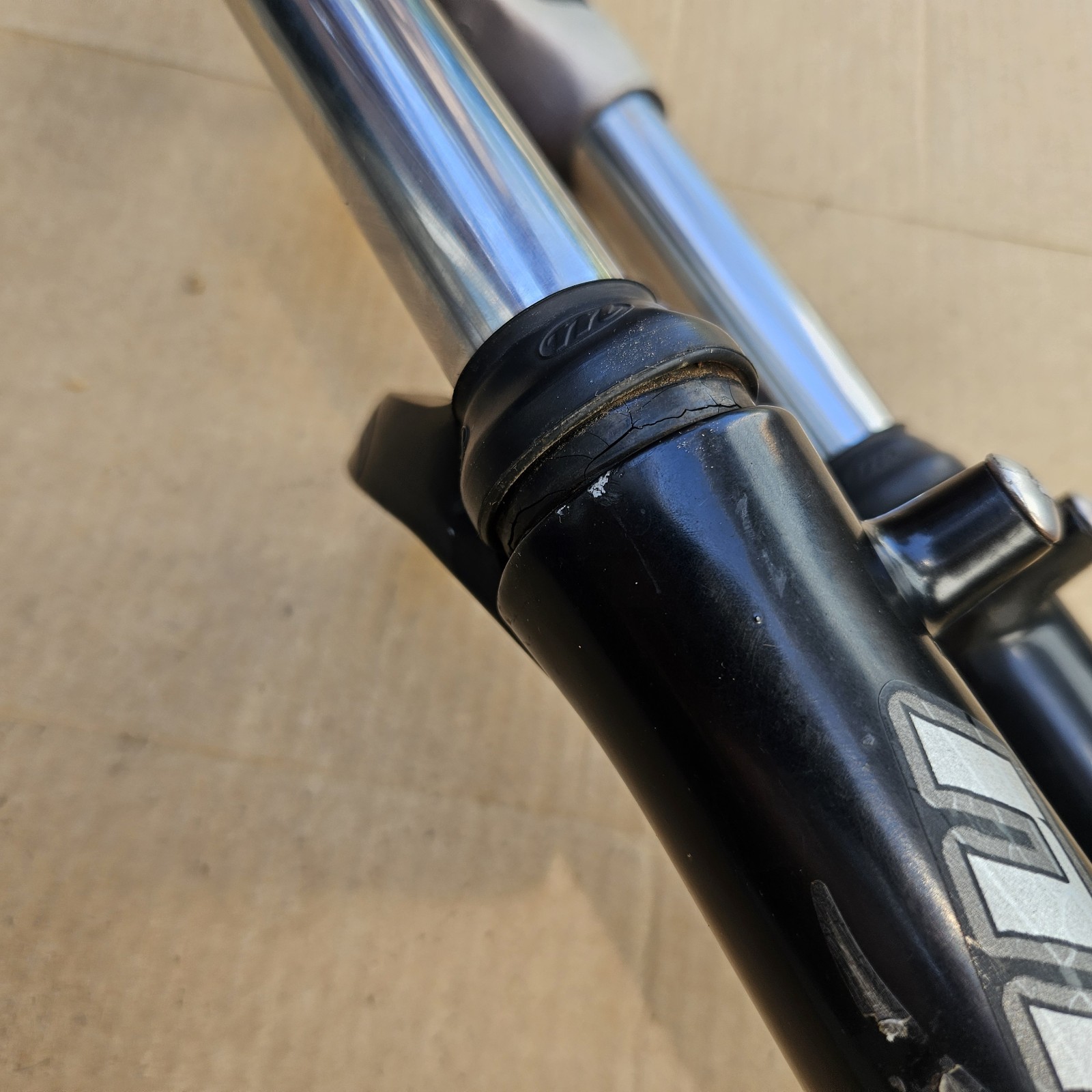 26″ Manitou Six 100mm Mountain Bike Front Fork 1-1/8″ Steerer Disc V Brake