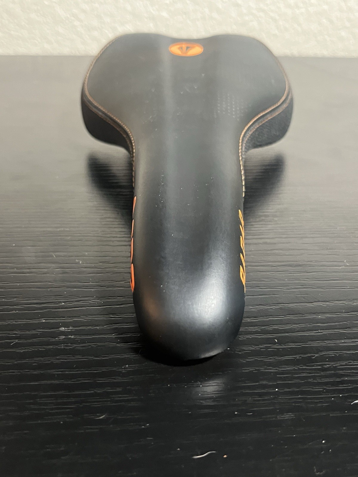 SDG Radar Saddle Black/Orange – 235g
