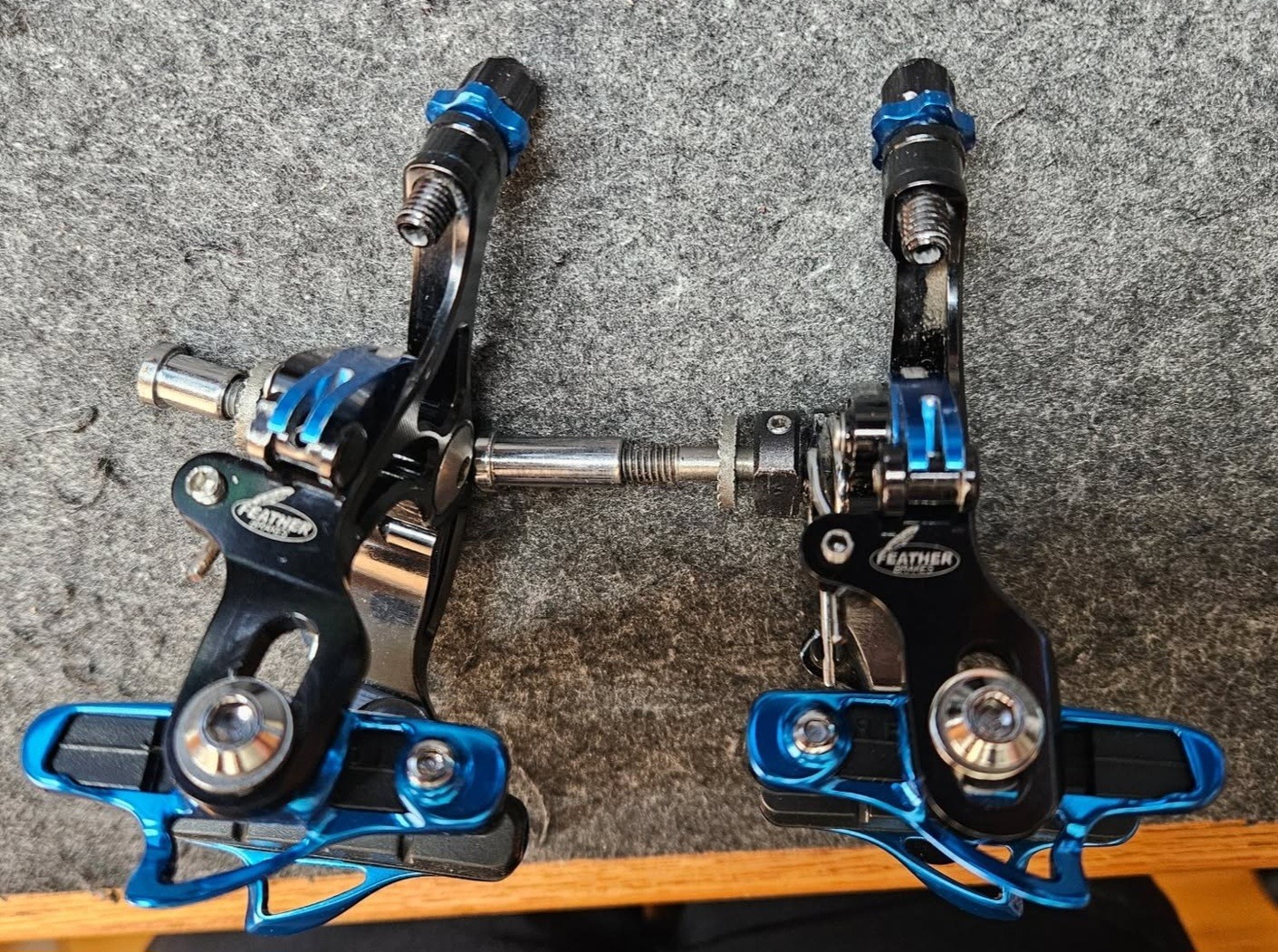 FEATHER BRAKES CNC ROAD CALIPER BRAKES ULTRALIGHT BLACK AND BLUE ANODIZED 230 G