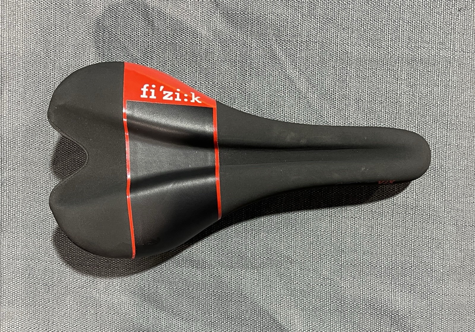 Fi’zi:k Aliante VSX Saddle Road / Gravel 140 x 265mm 7 x 7 K:ium Rails Fizik