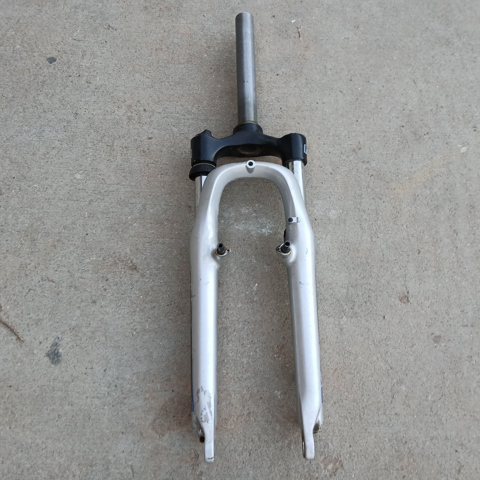 SR Suntour Suspension Fork 24.5” SF11-XCT-JR-24 from a Specialized Hotrock