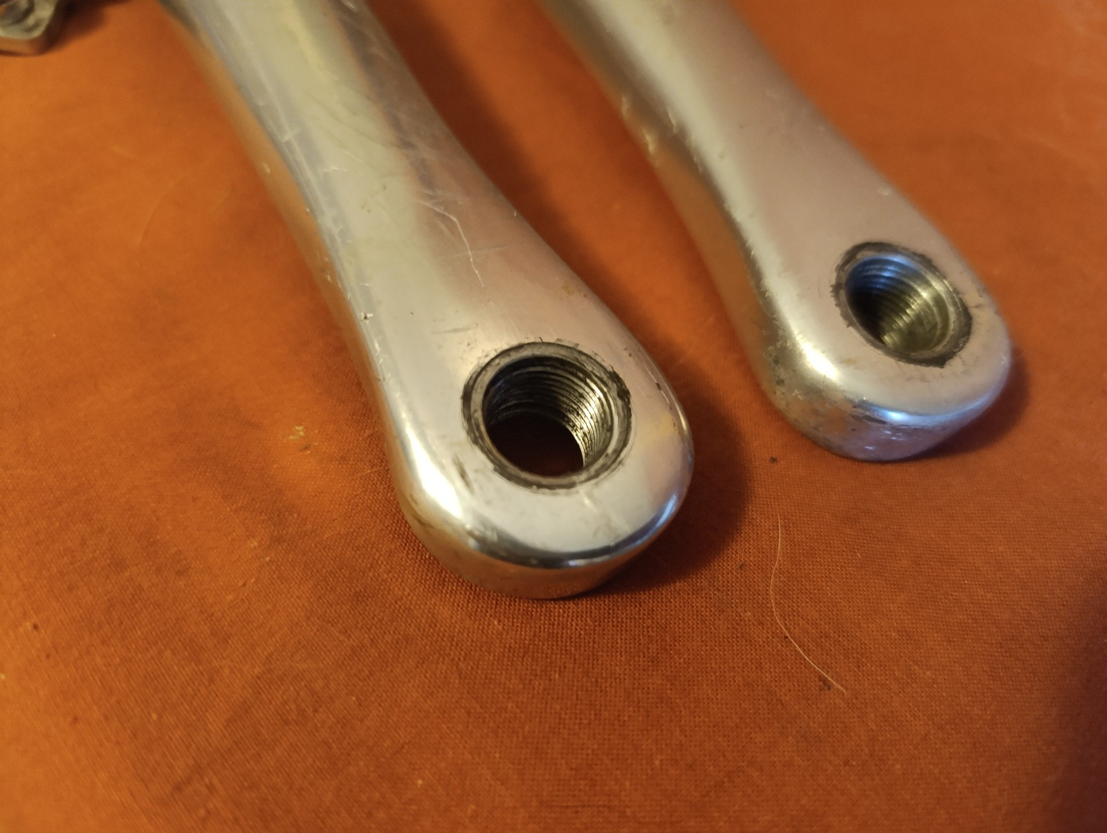 Shimano octalink Dura Ace FC 7700 crankset with bottom bracket. ref. T 103