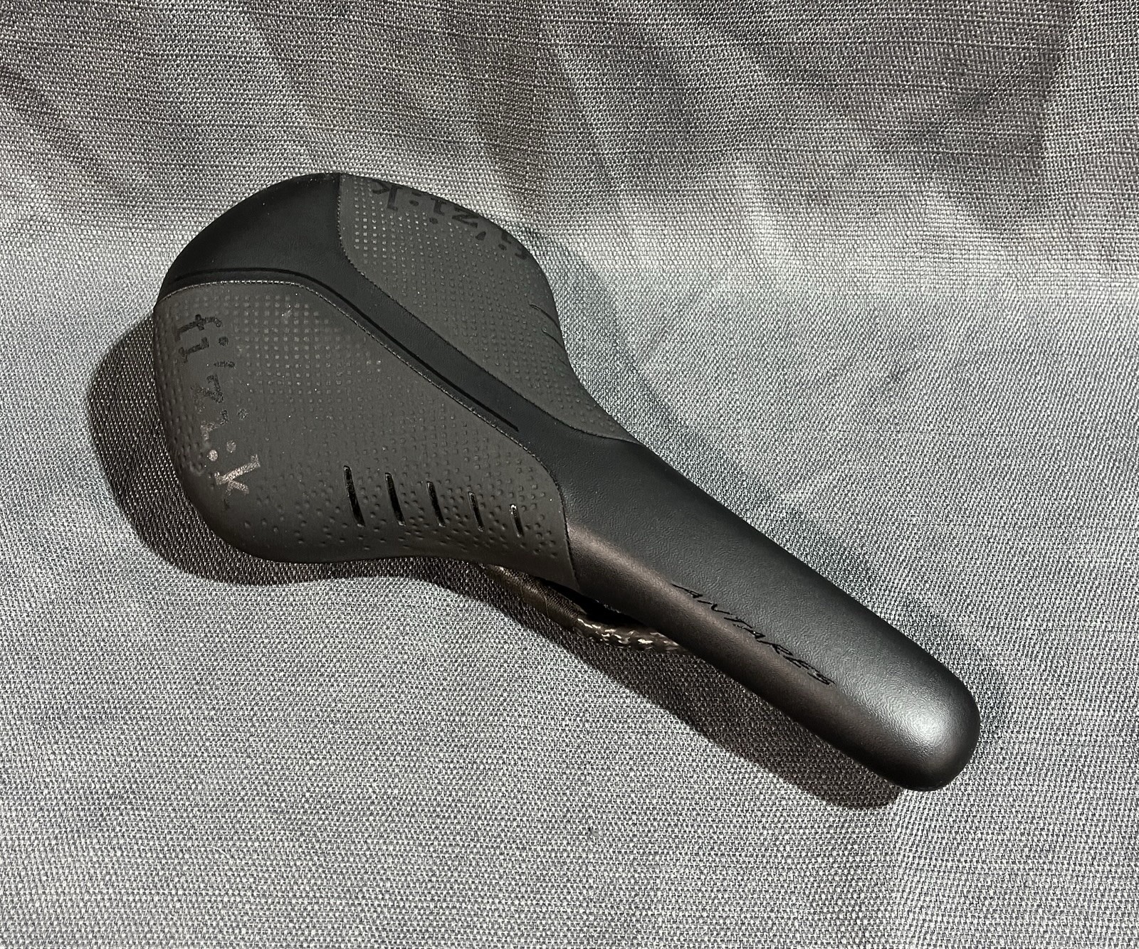 Fi’zi:k Antares R1 Saddle Large 152mm 275mm Braided Carbon Rails 7×9 Road Bike