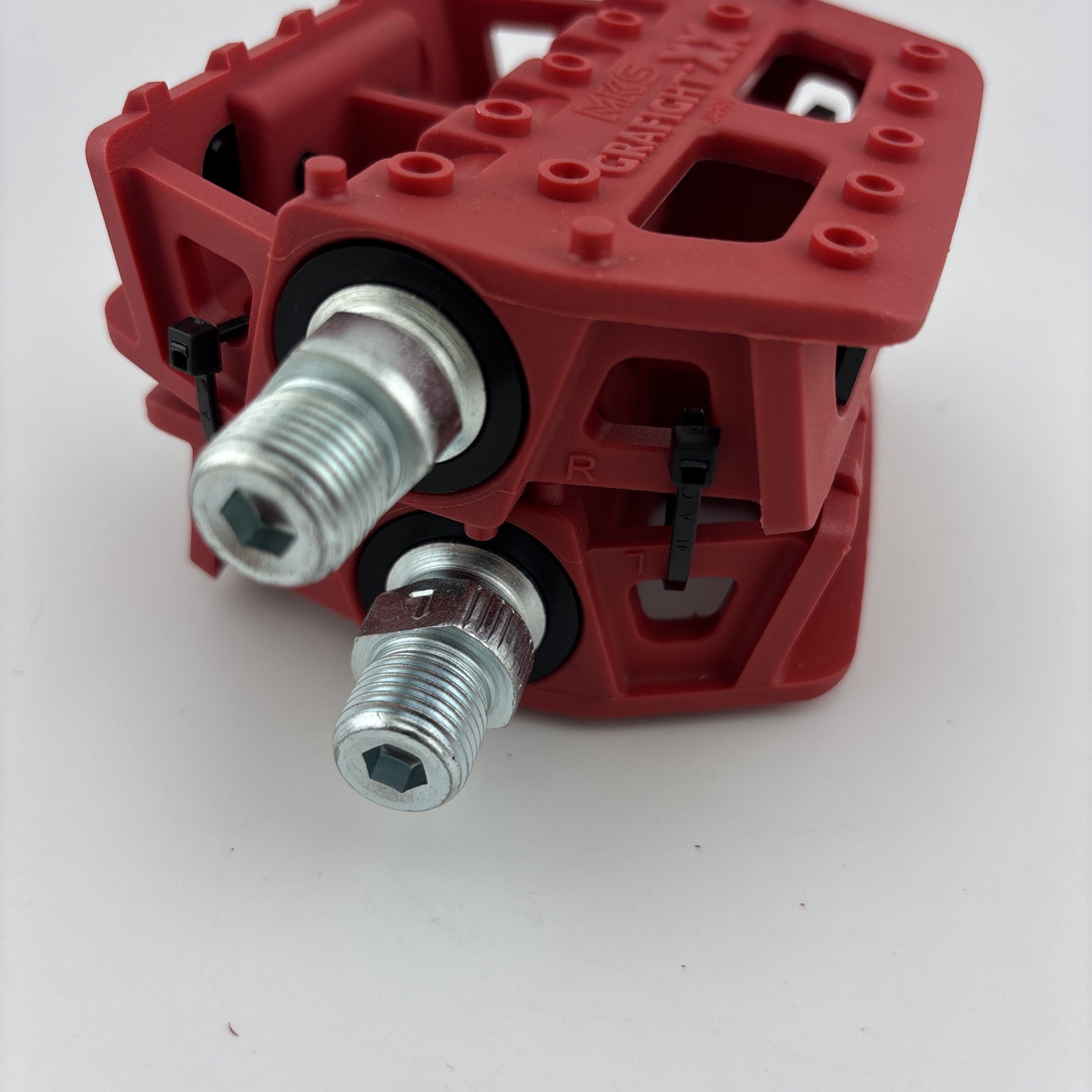 MKS Grafight-XX Pedals 9/16″ Concave Fiberglass/Composite Body Molded Pins Red