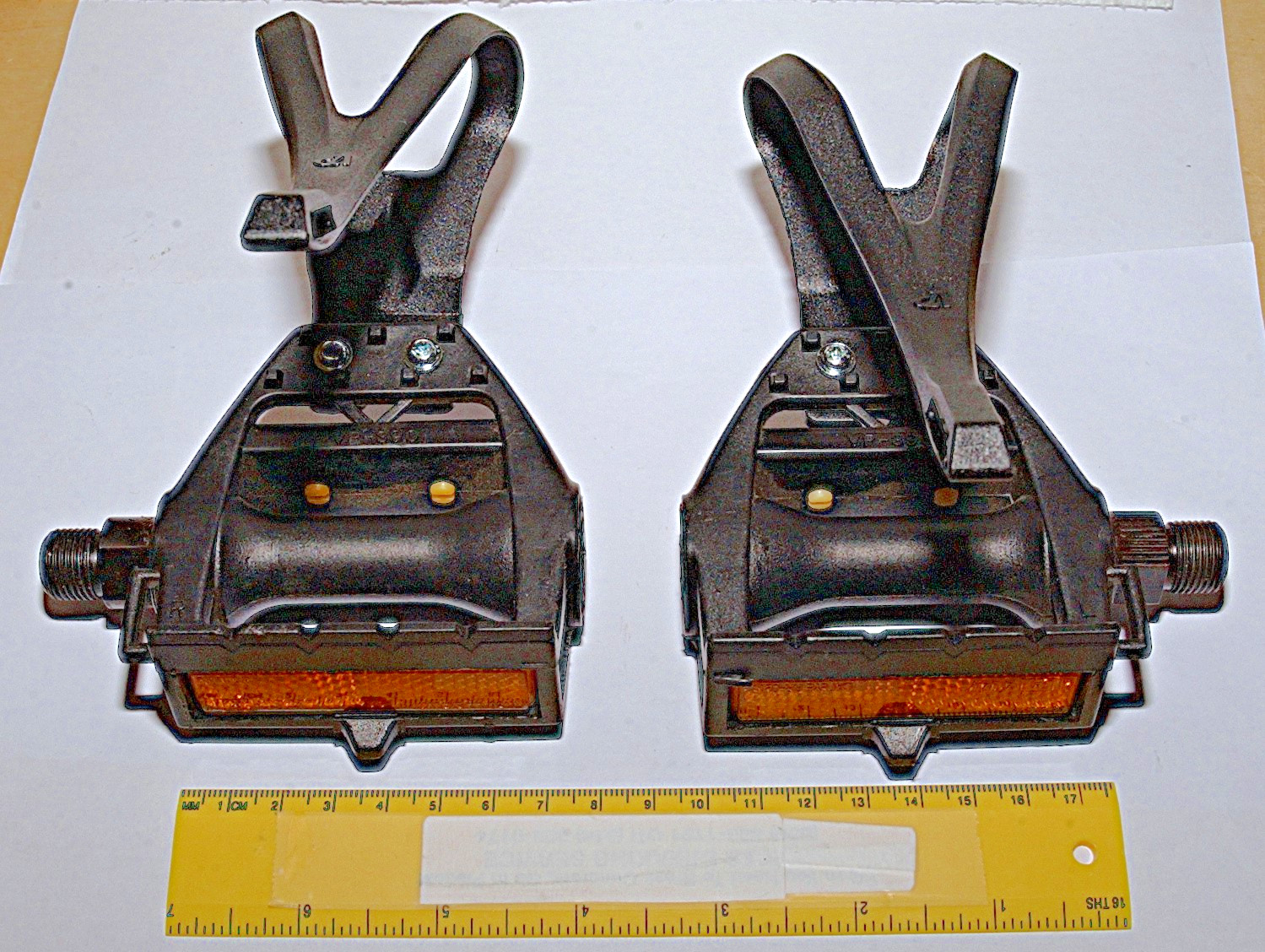 VP-390 PLATFORM Plastic PEDALS & Toe-Clips for your Road, Tour, Fixed Gear BIKE