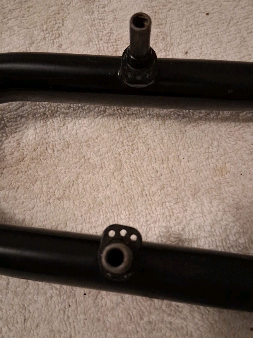 Giant Brand 700c Universal CRMO. Black Taiwan Fork 1″ X 7″ Threaded Gloss Black
