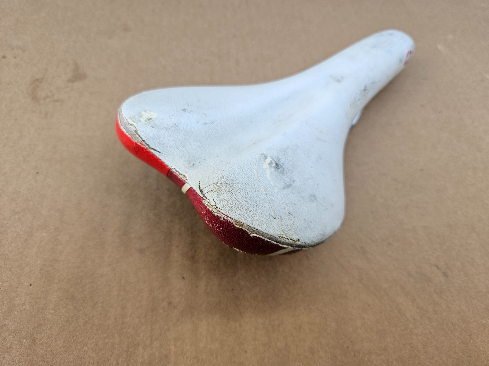 Oval Concepts (Fuji) 300 Road Bike Saddle White Red