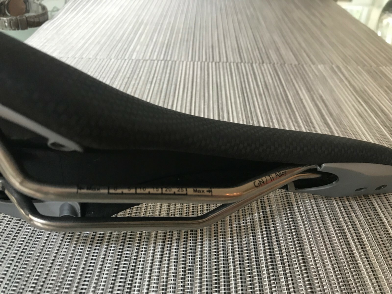 Ladies Sleek Bicycle Saddle Durable Soft Carbon Cover 129×275 246g OEM