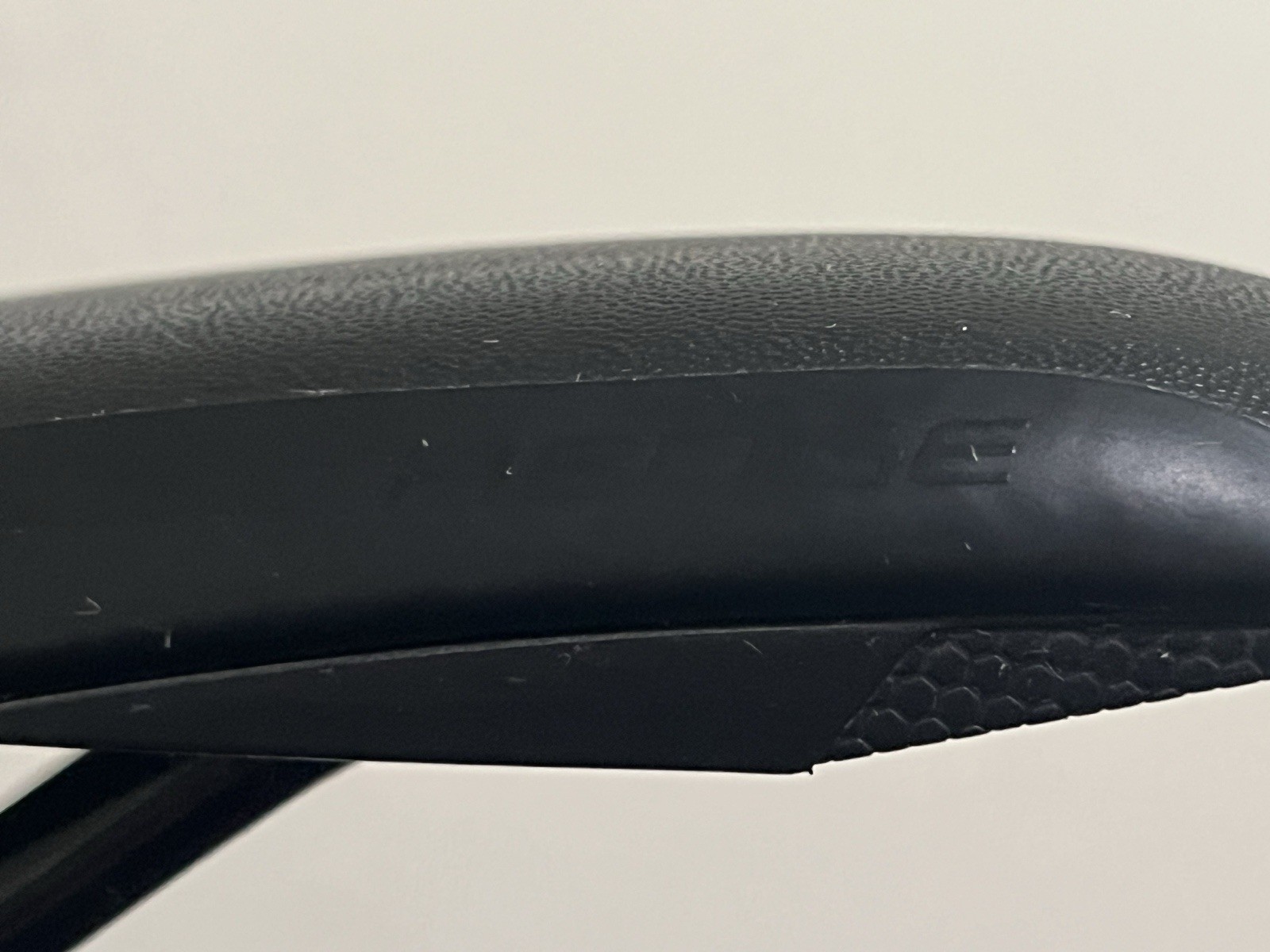 Specialized Henge Black Bike Saddle Seat 143mm, 7×7 Titanium rails