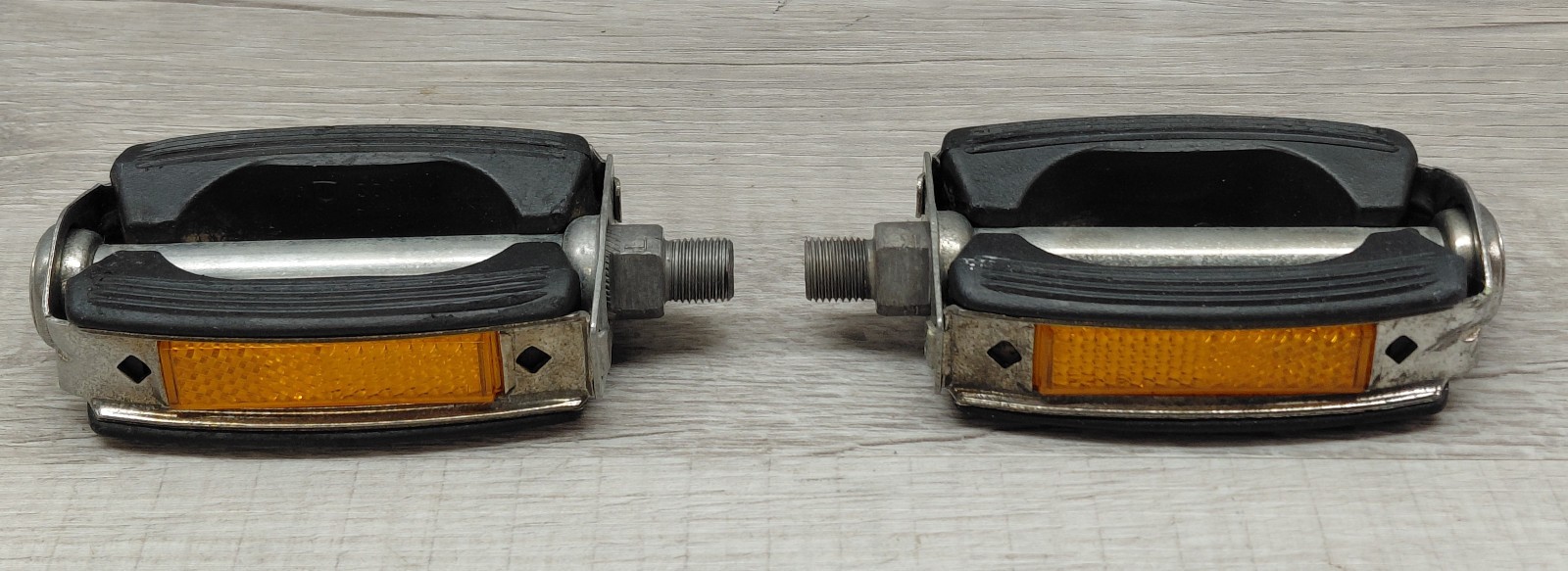 Vintage 60’s, 70’s Schwinn Bow Pedals 1/2″ K10490 U30 Block Stingray W/Reflector