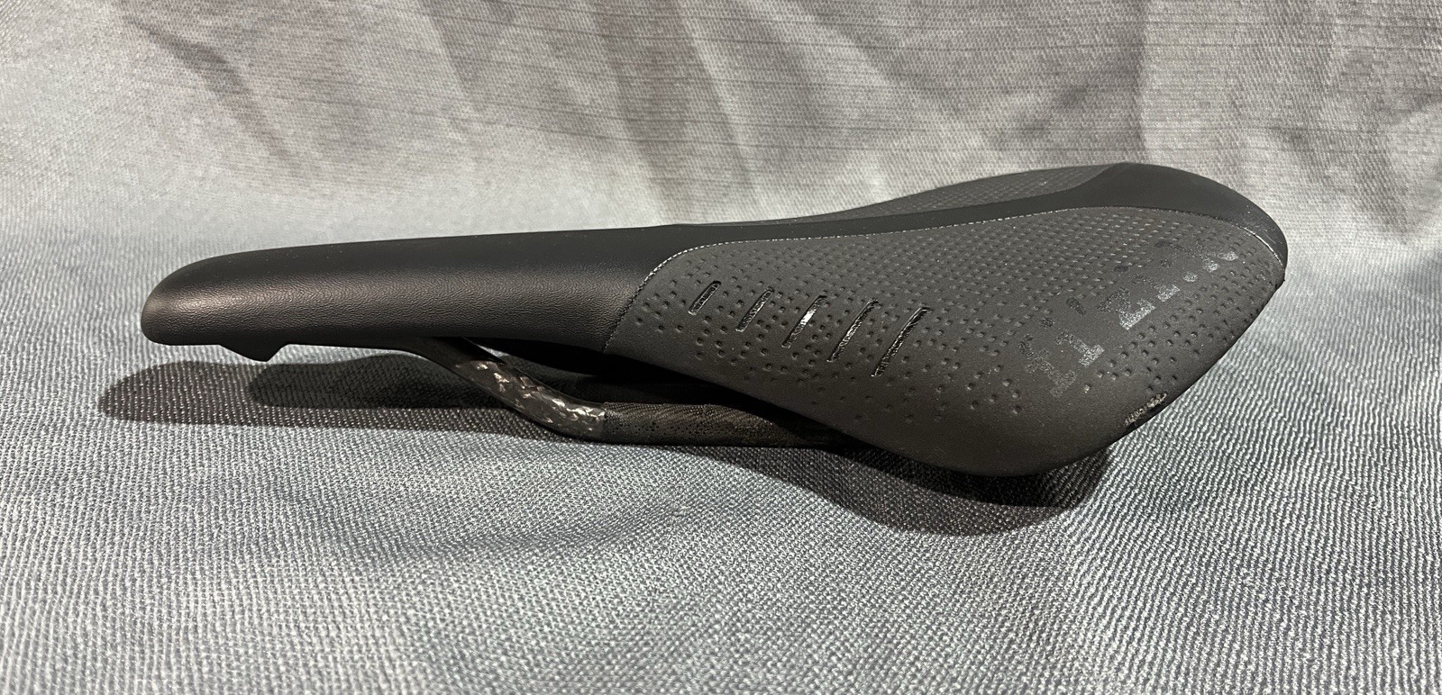 Fi’zi:k Antares R1 Saddle Large 152mm 275mm Braided Carbon Rails 7×9 Road Bike