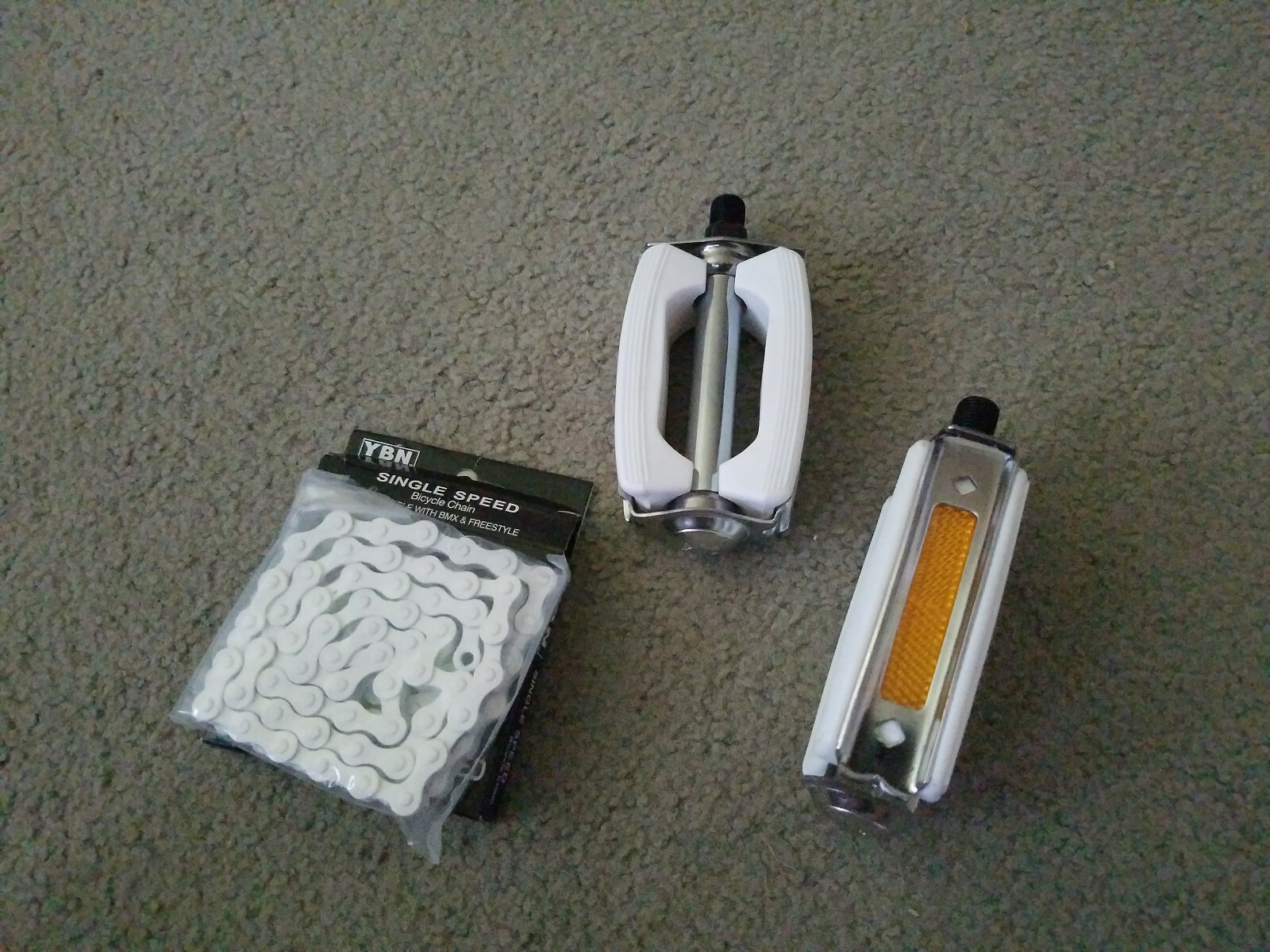 NEW 1/2″ BOW BICYCLE PEDALS WHITE ,SCHWINN STINGRAY KRATE CRUISER & WHITE CHAIN