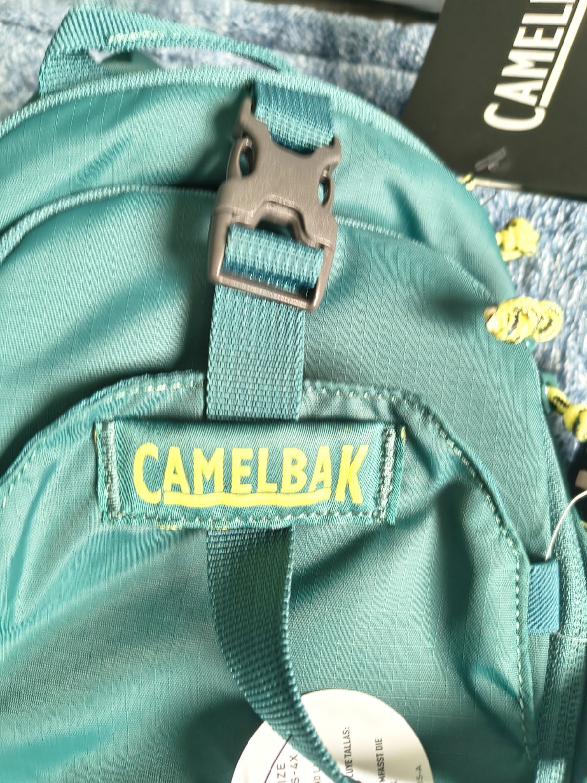 Camelbak New Arete 8 Sling Bag 32oz Compatible Green/Yellow