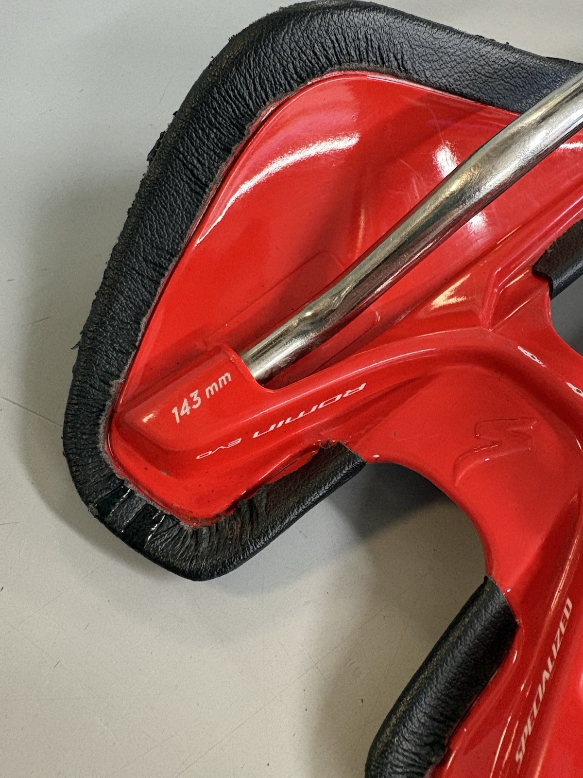 Specialized Romin Evo Expert Saddle 143mm Black/Red Hollow Titanium Rails