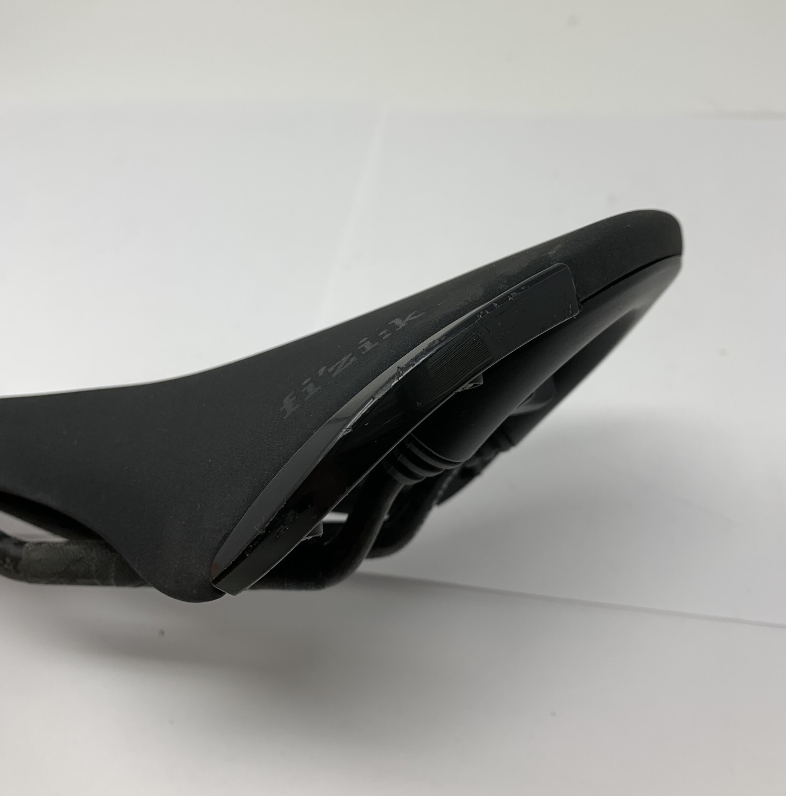 Fizik Aliante R1 Open Size Large Carbon Braided Saddle