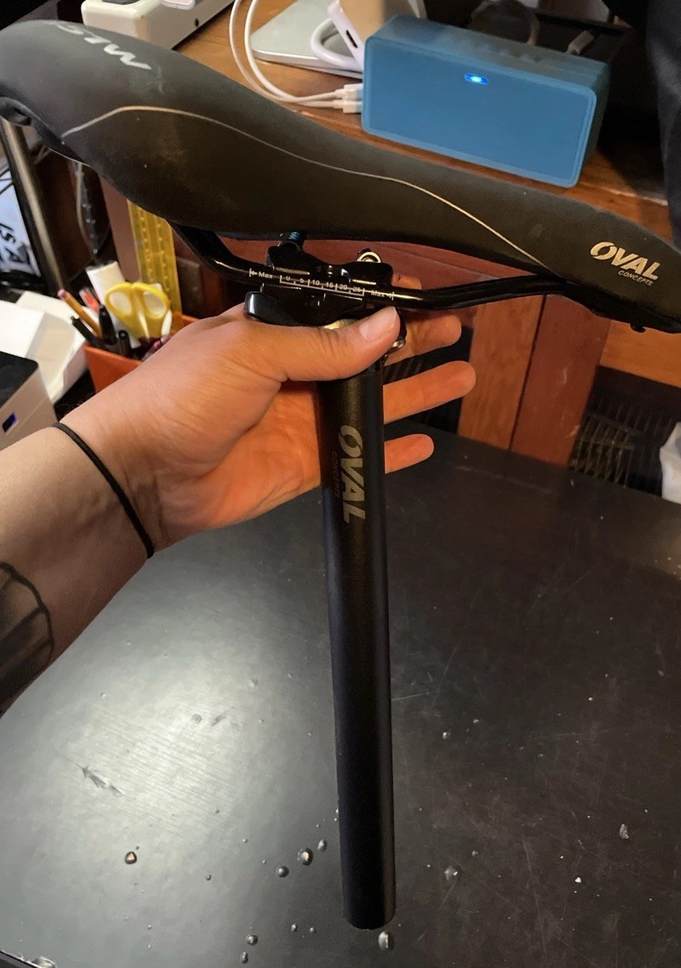 Oval Concepts 100 saddle Blk/Wht 127 x 280 mm – 351w