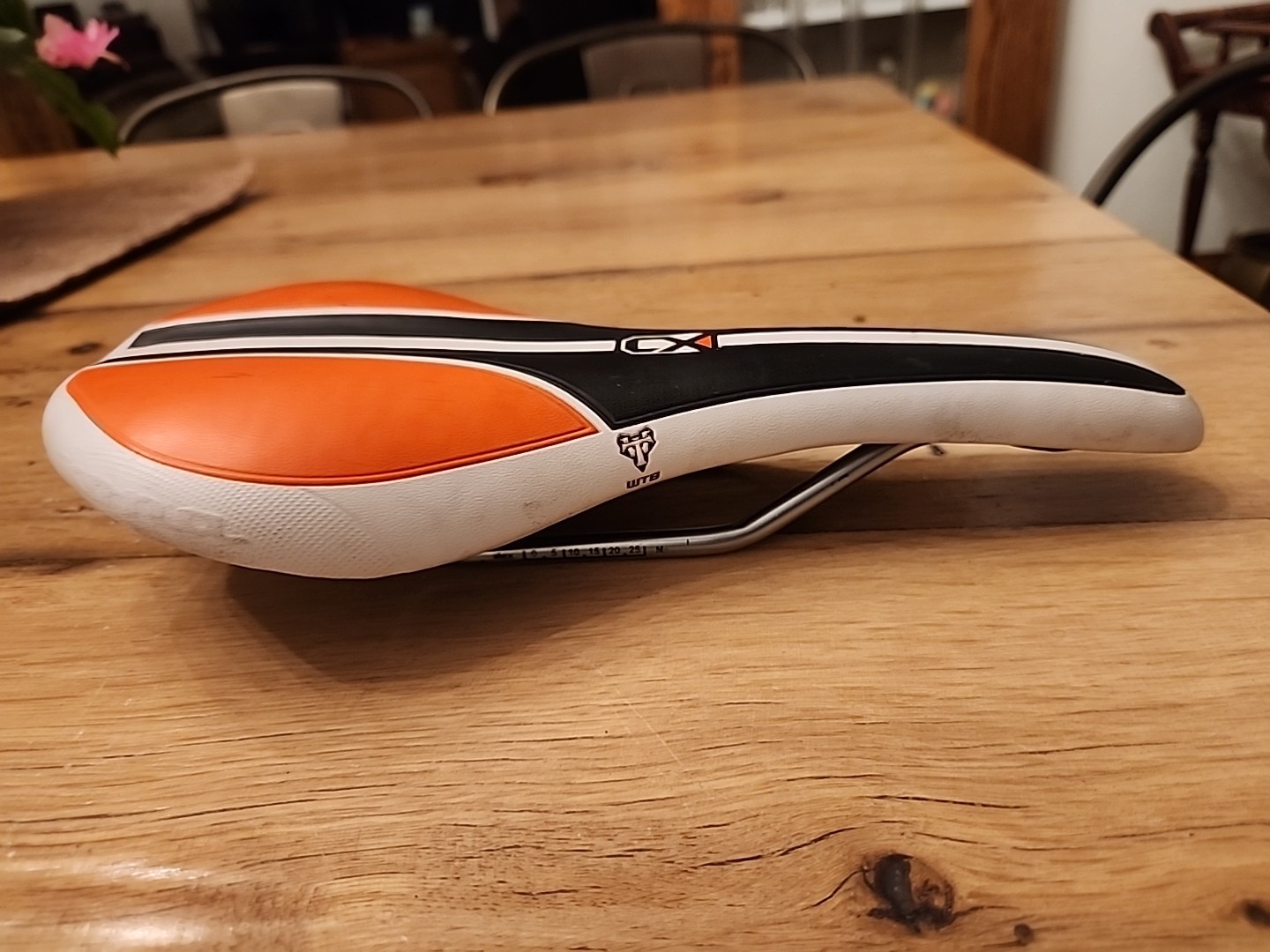 SDG Bel-Air Kona saddle, steel rail – Orange, White, Black