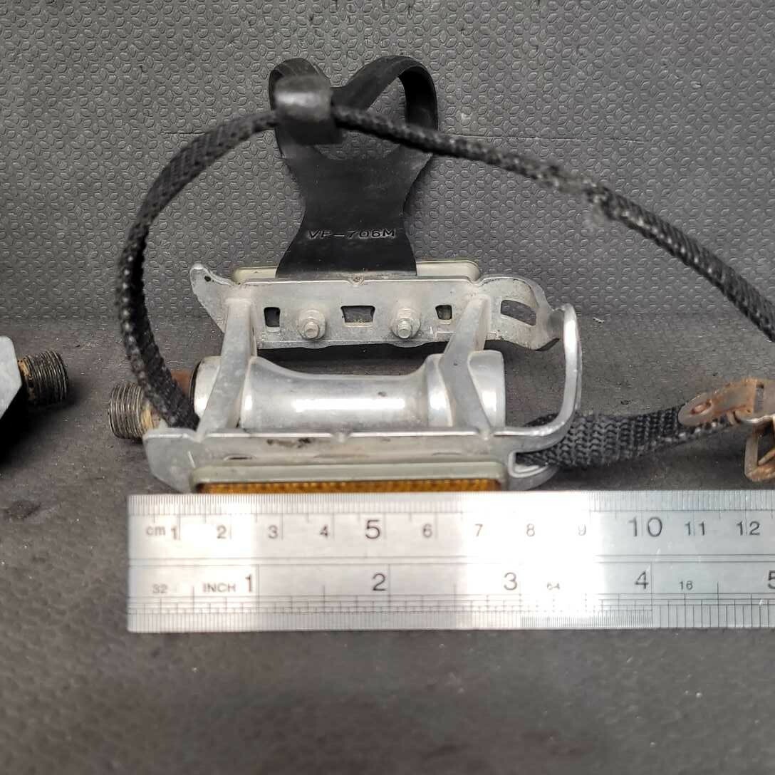 HTI Pedals Alloy A19 Silver 9/16″ Thread w Mismatched Toe Clips Black 70’s Road