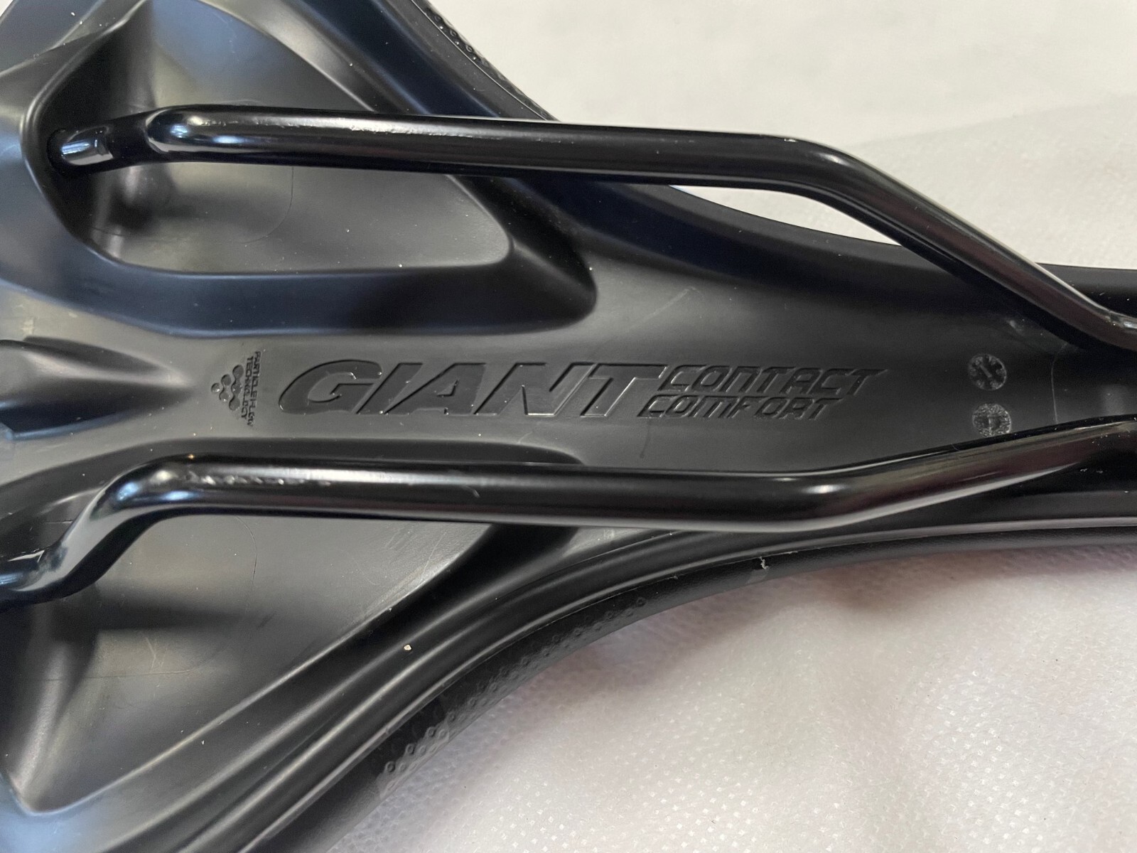New Giant Contact Comfort Upright Saddle – Black