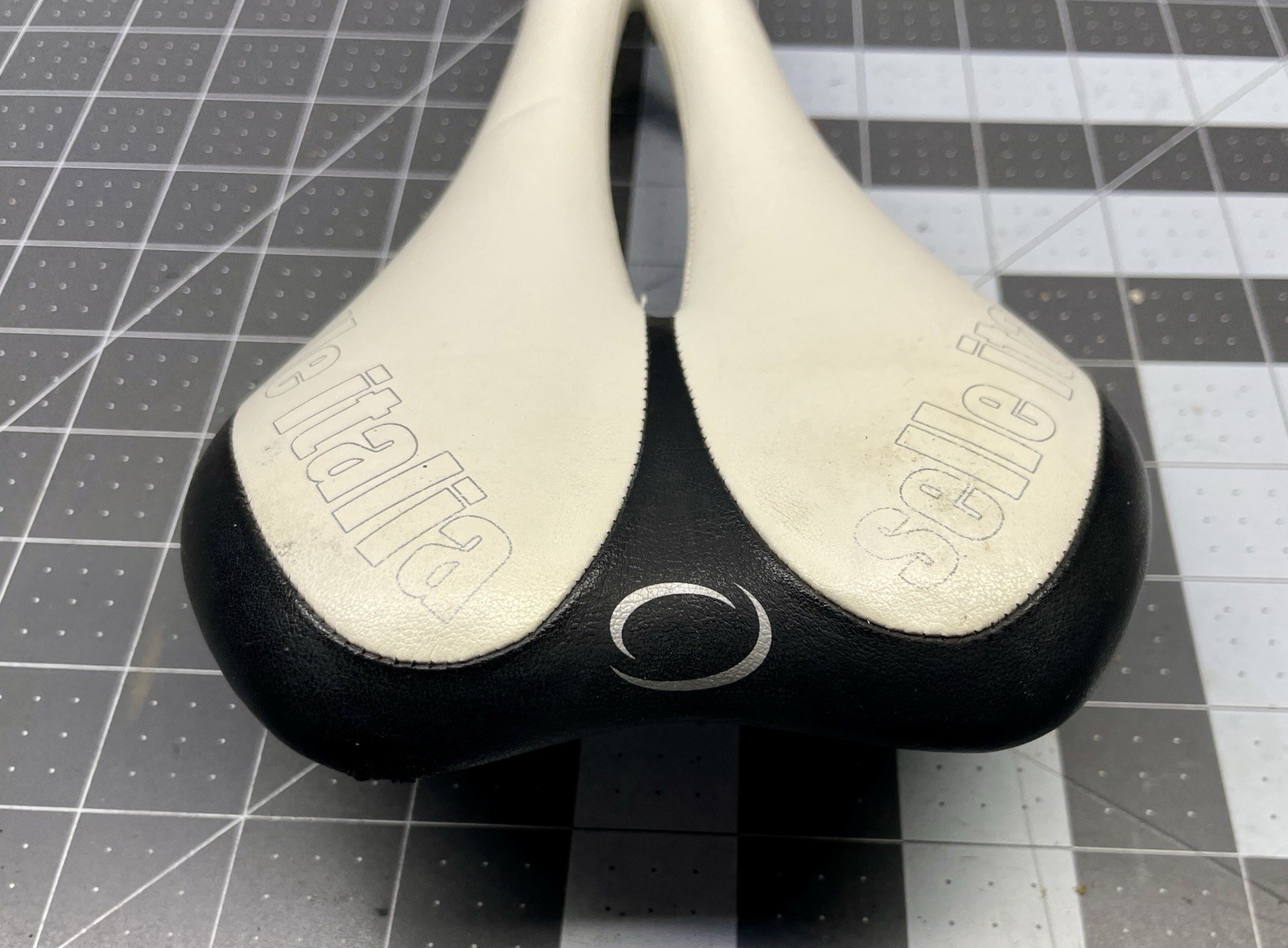 Selle Italia SL Saddle Black/White – Fiberglass Shell, Manganese Rails (140mm)