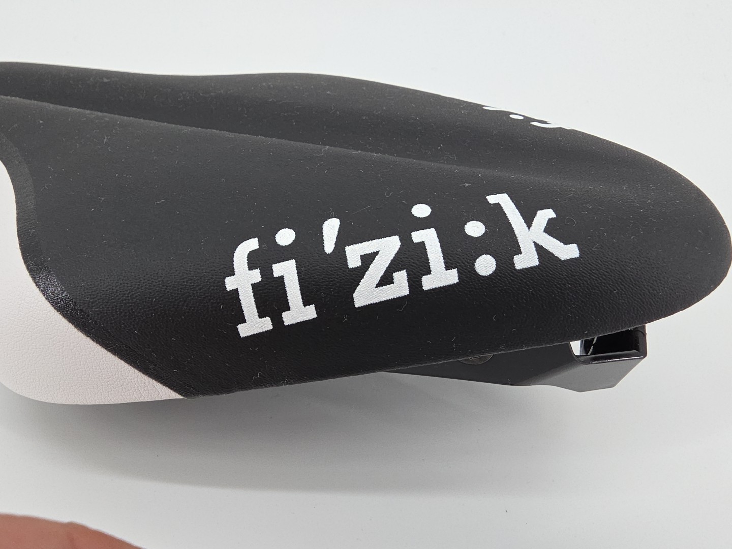 Fi’zi:k Transiro Mistica Carbon Saddle HTF Reverse Pattern 10in X 5.25in Italy!!