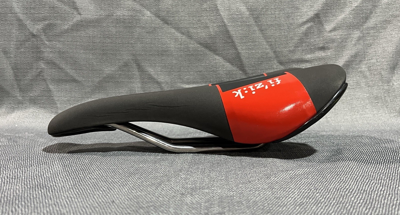 Fi’zi:k Aliante VSX Saddle Road / Gravel 140 x 265mm 7 x 7 K:ium Rails Fizik