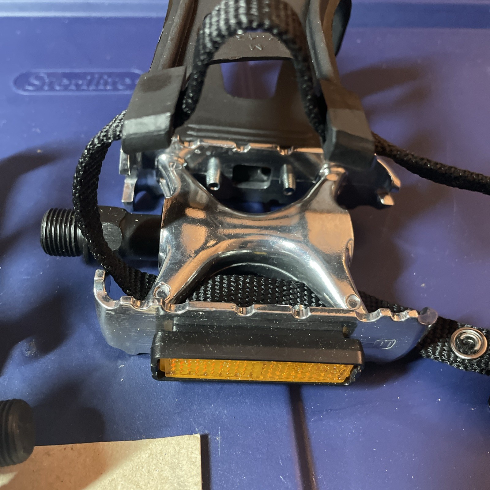Wellgo LU-962 Pedals Silver with Power Grips Straps