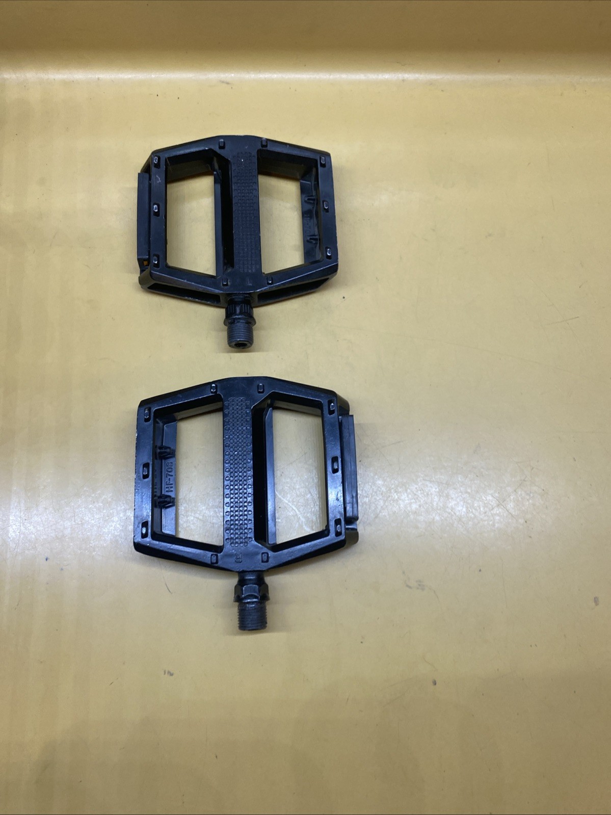 Black HF HF-708 Aluminum 9/16″ Flat / Platform Pinned MTB Pedals With Reflectors