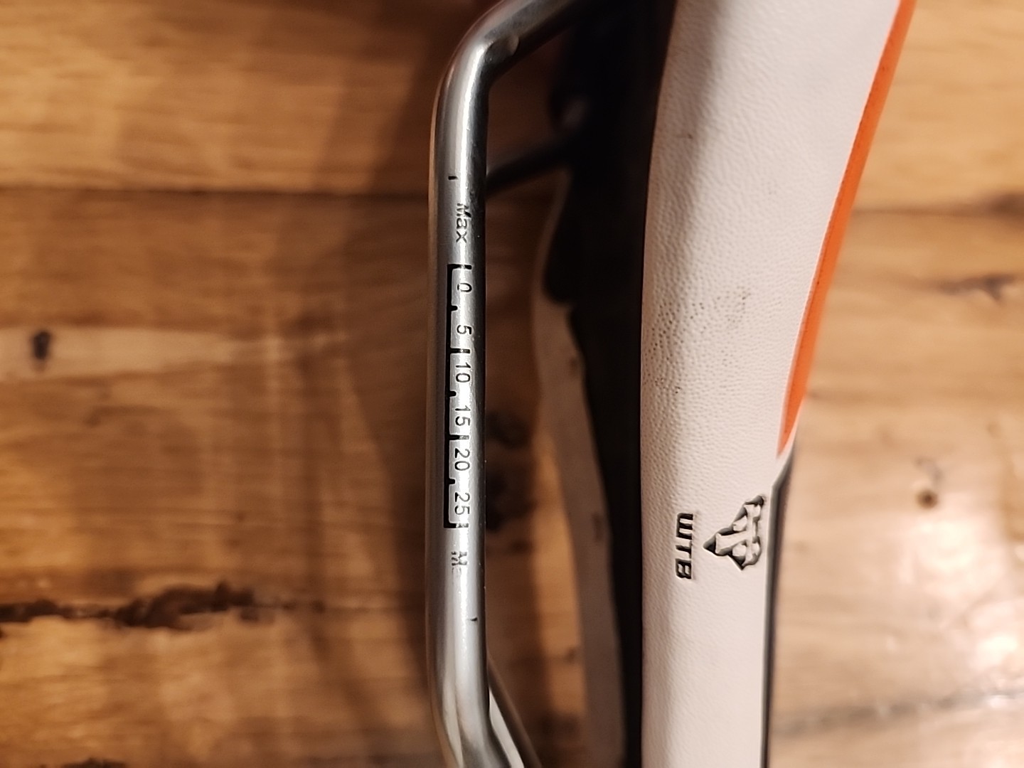 SDG Bel-Air Kona saddle, steel rail – Orange, White, Black