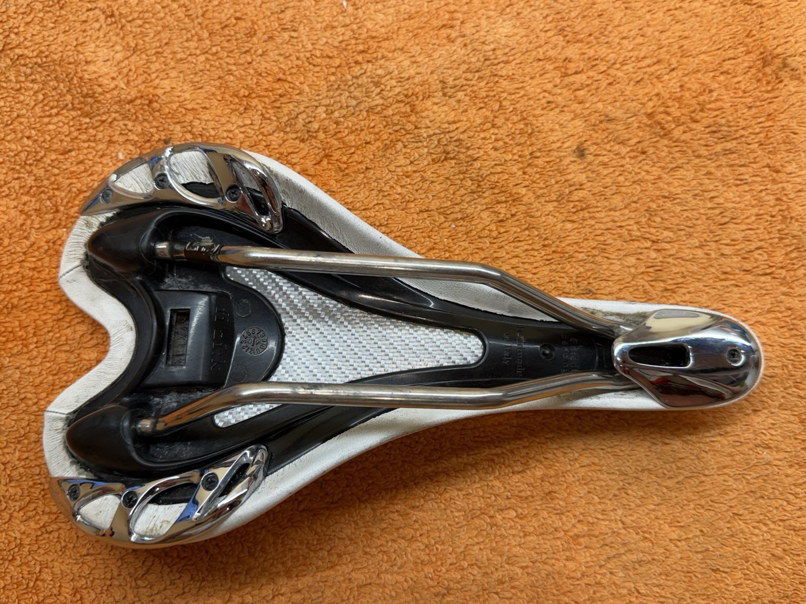 Fizik Aliante White Saddle 142mm Twin Flex Kium rails Handmade in Italy 245g