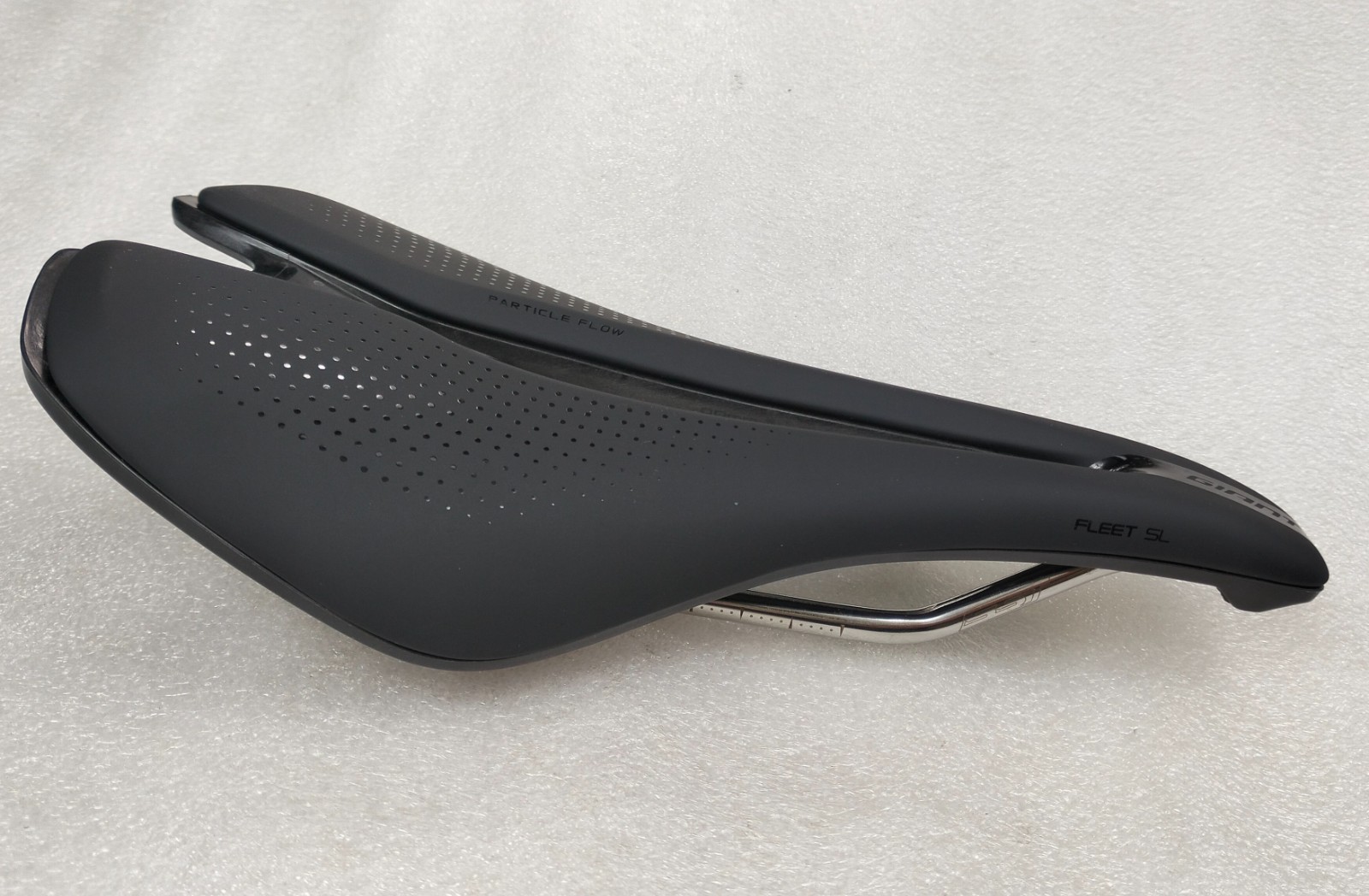 GIANT FLEET SL BLACK SADDLE 248X145MM SHORT NOSE CARBON COMPOSITE WEIGHT 222g