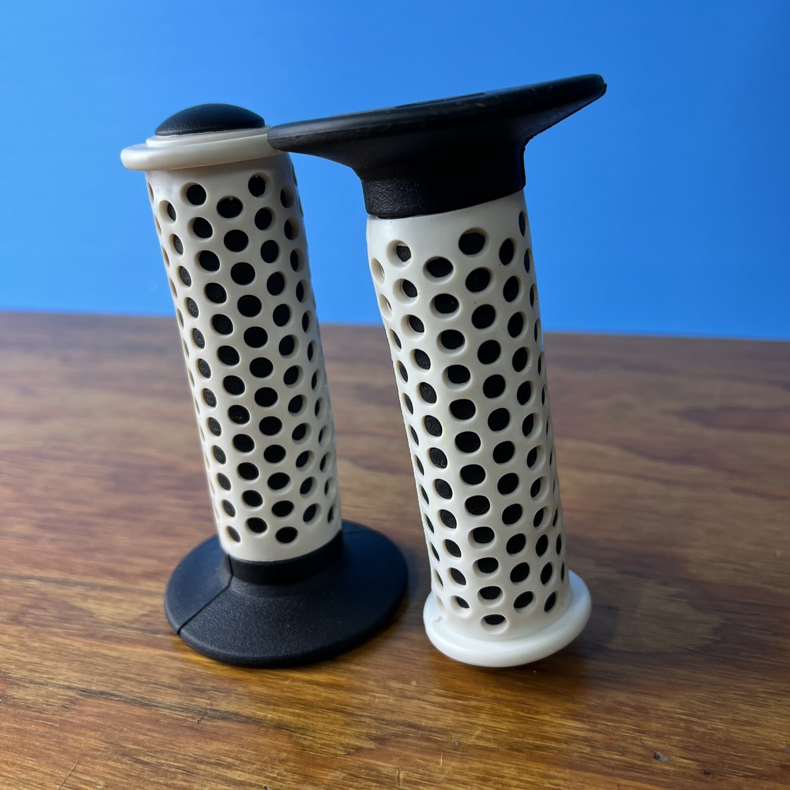 OLD SCHOOL BMX BIKE F1 STYLE DOT GRIPS BLACK/WHITE FUAN GT REDLINE HARO OGK NOS