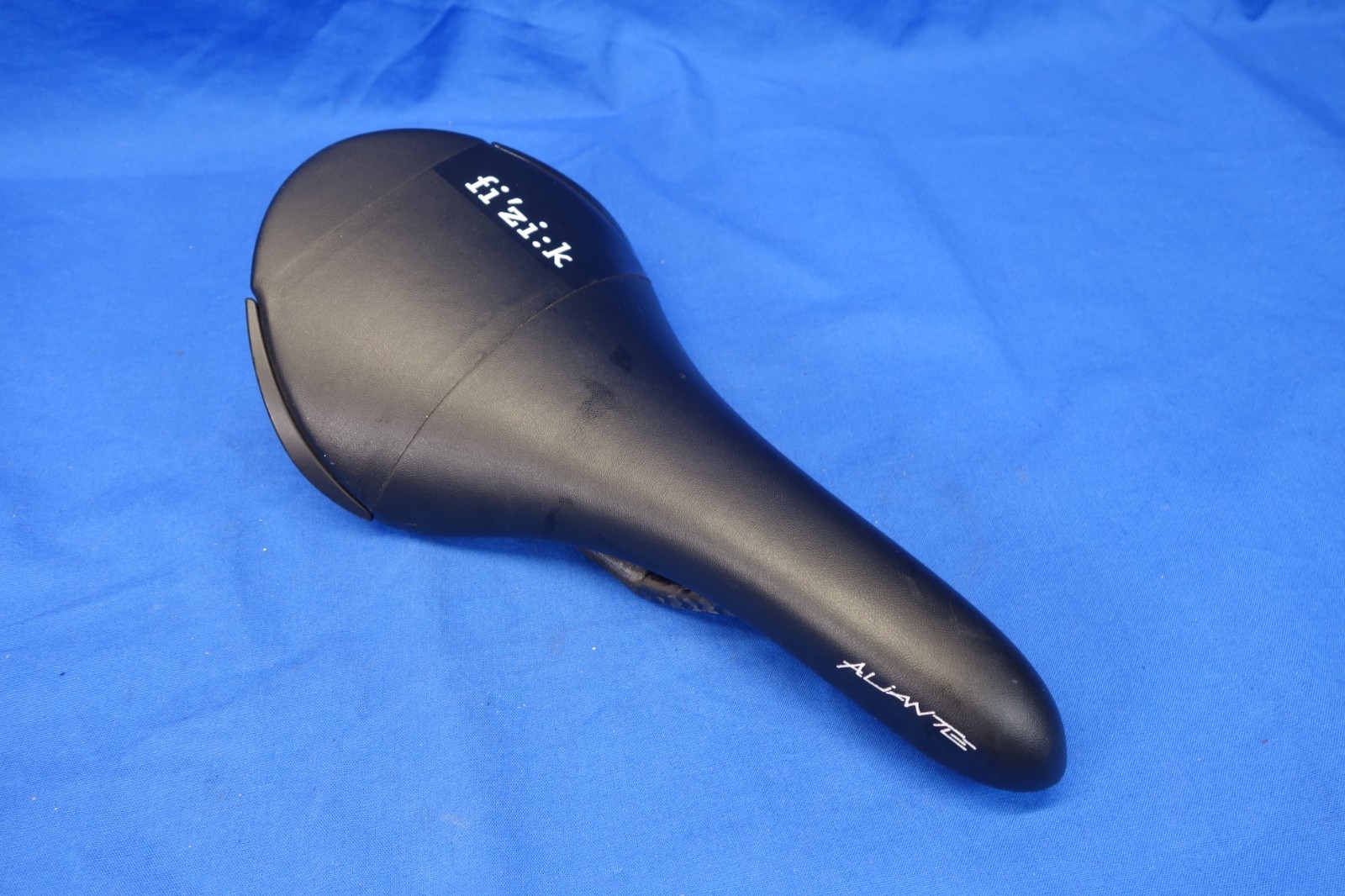 Fizik Aliante R1 Bike Saddle, Bicycle Seat, Carbon 7 x 9 Rails