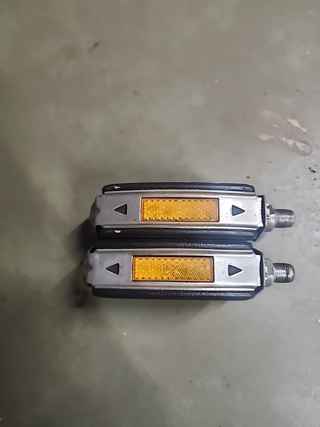 VINTAGE 70s SCHWINN BOW PEDALS w/ REFLECTORS 1/2″ KRATE STINGRAY FASTBACK L$$K