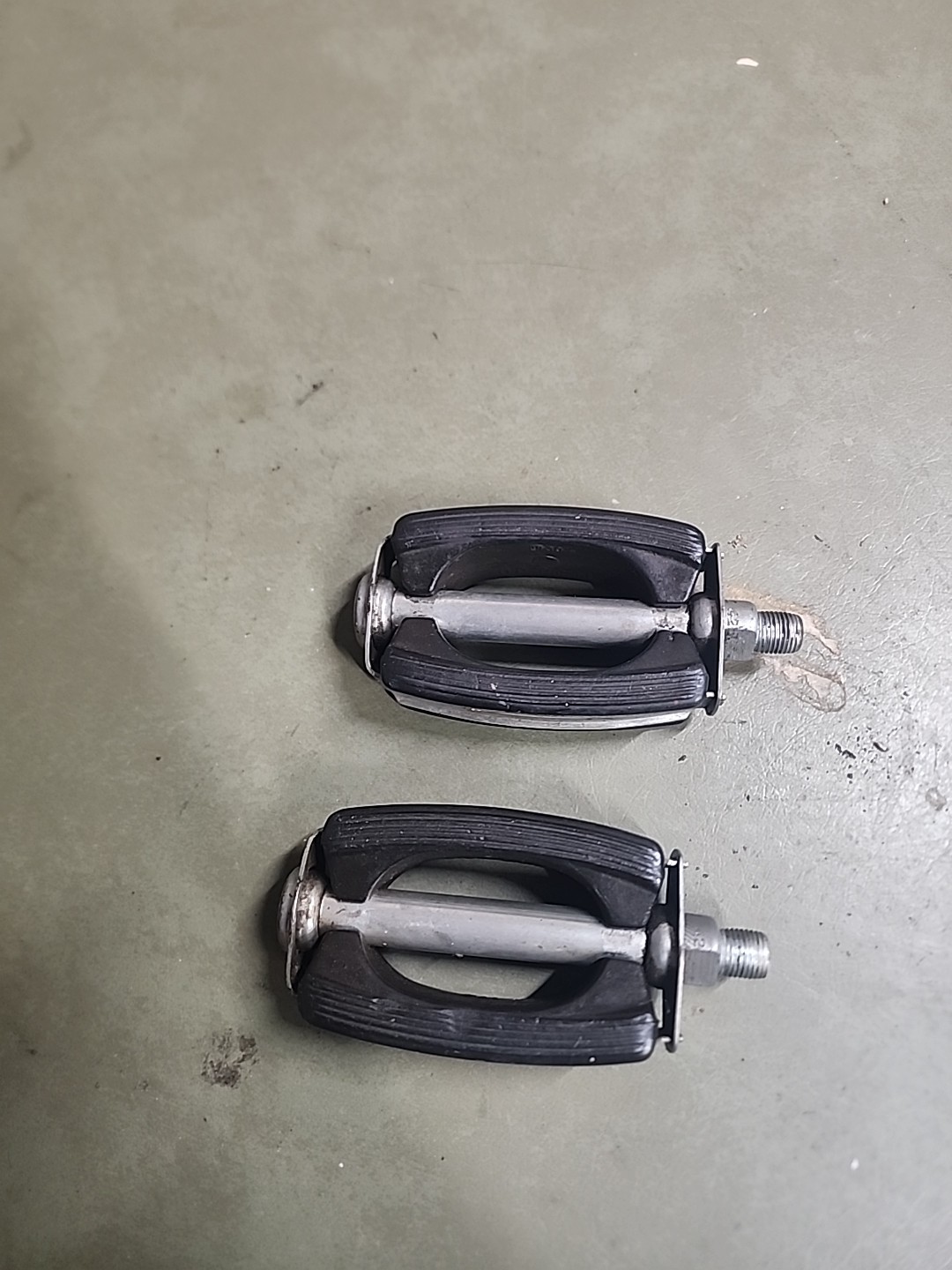 VINTAGE 70s SCHWINN BOW PEDALS w/ REFLECTORS 1/2″ KRATE STINGRAY FASTBACK L$$K