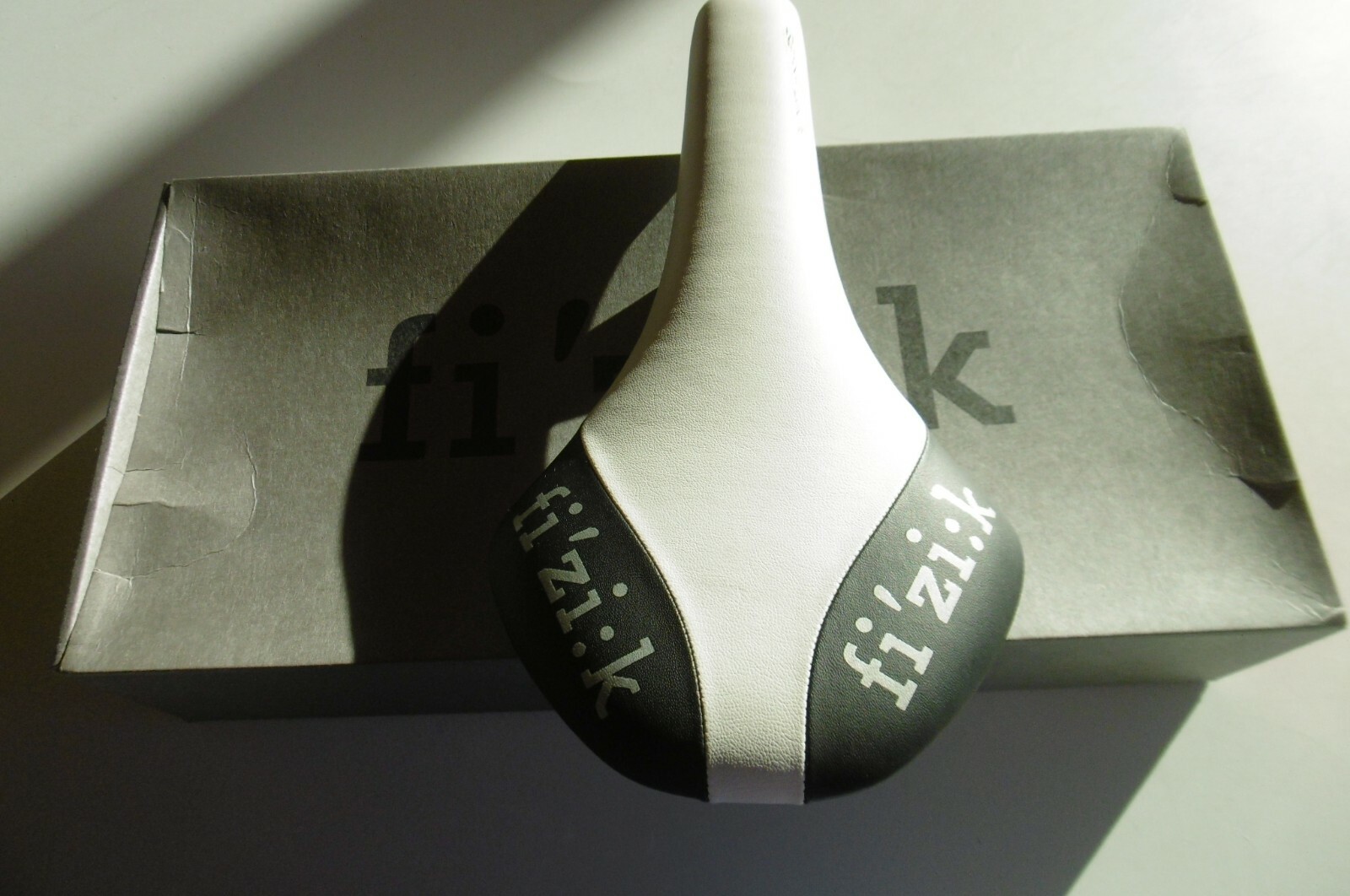 Fizik Antares Kium Saddle 185g Handmade In Italy Black/White New