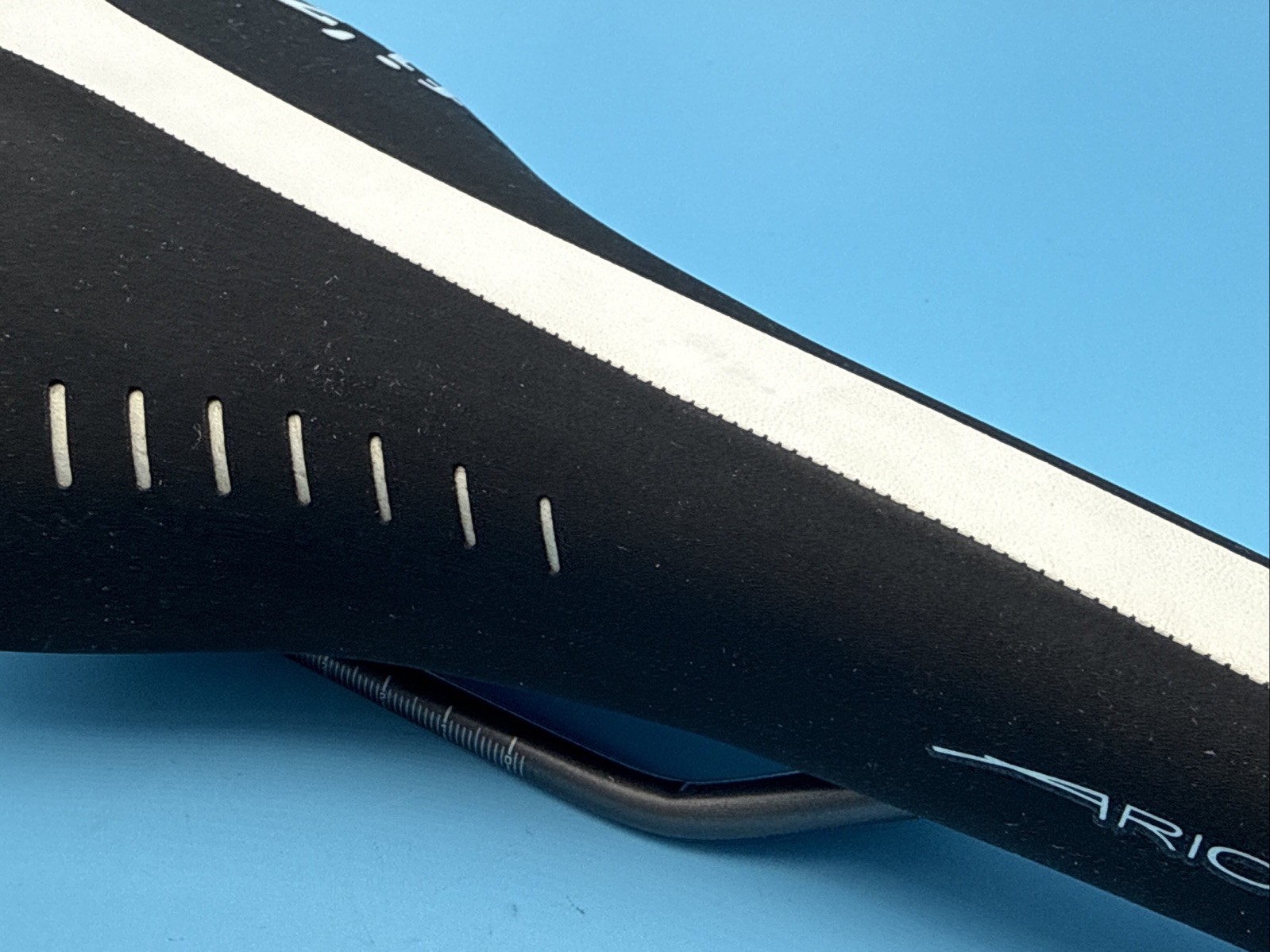 OG fi:zi’k ARIONE 2013 Manganese Rail Black & White Saddle NEW from NEW BIKE!