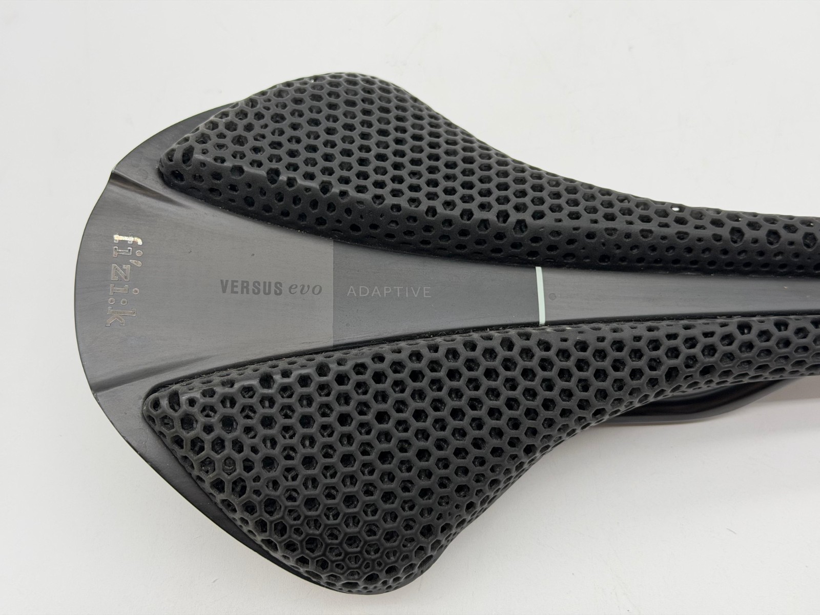 Fizik Versus EVO Adaptive 3D Printed Carbon Fiber Road Saddle 146mm wide x 270mm